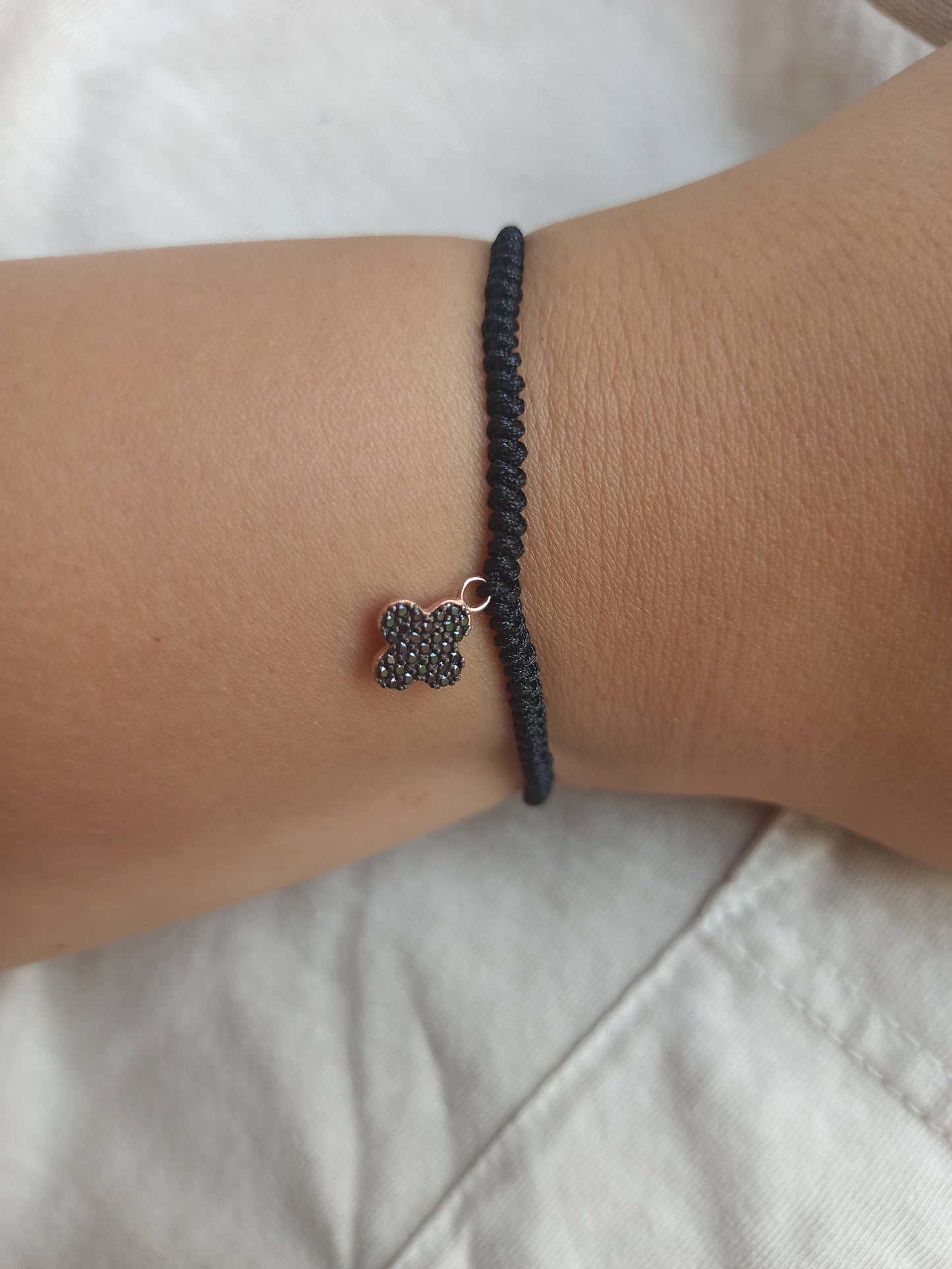Siyah taşlı 4 yapraklı yonca gümüş ipli bileklik