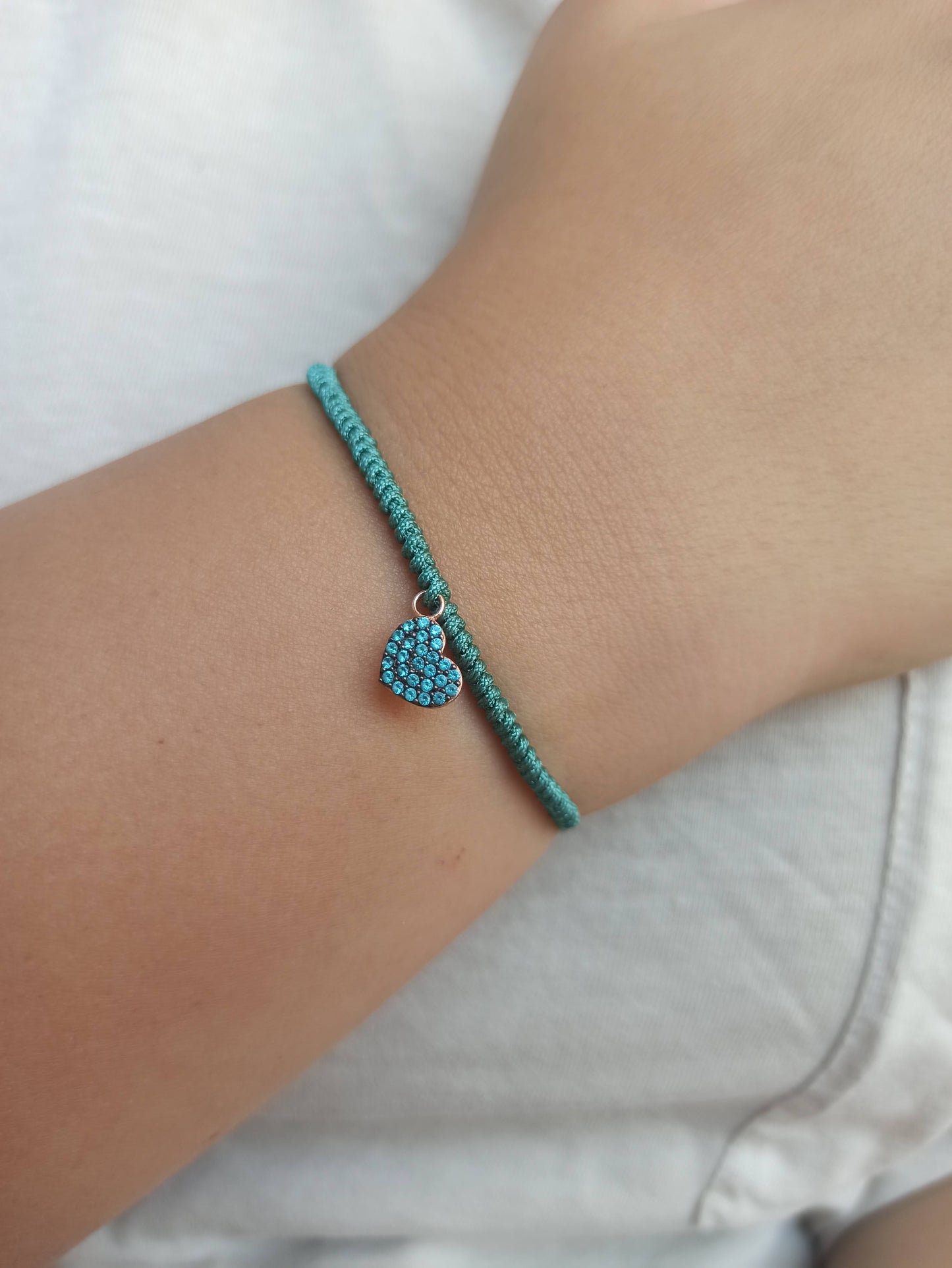 Yeşil taşlı gümüş kalp charm ipli bileklik