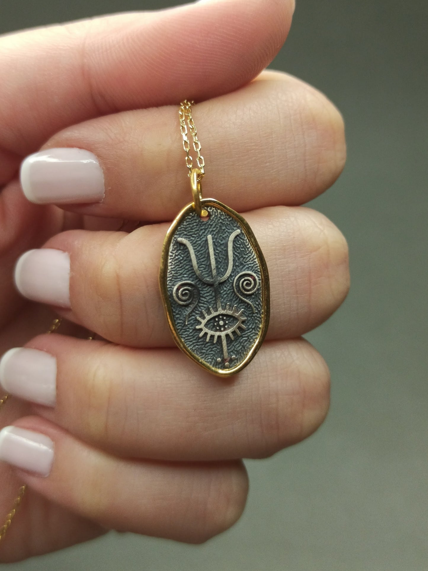 Gümüş Trident ve Kirpikli Göz Kolye