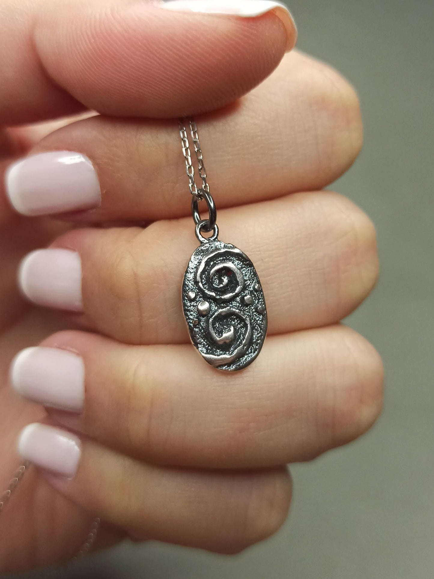 Antik Spiral Sembollü Gümüş Kolye