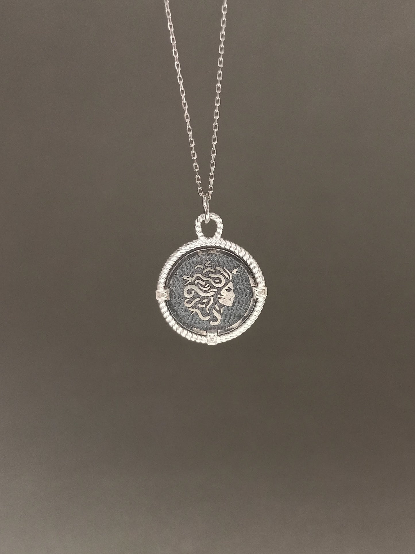 Çift Taraflı Medusa Gümüş Madalyon Kolye