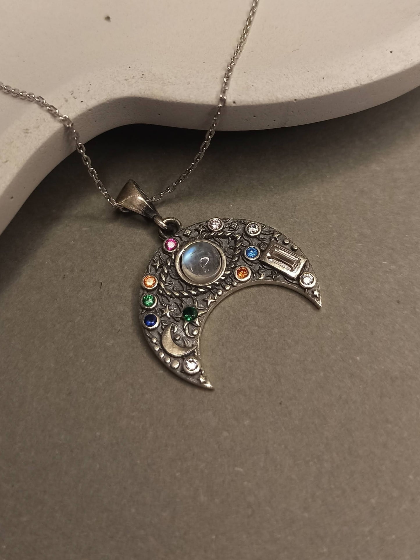 Ay ve Chakra Taşlı Gümüş Hilal Kolye