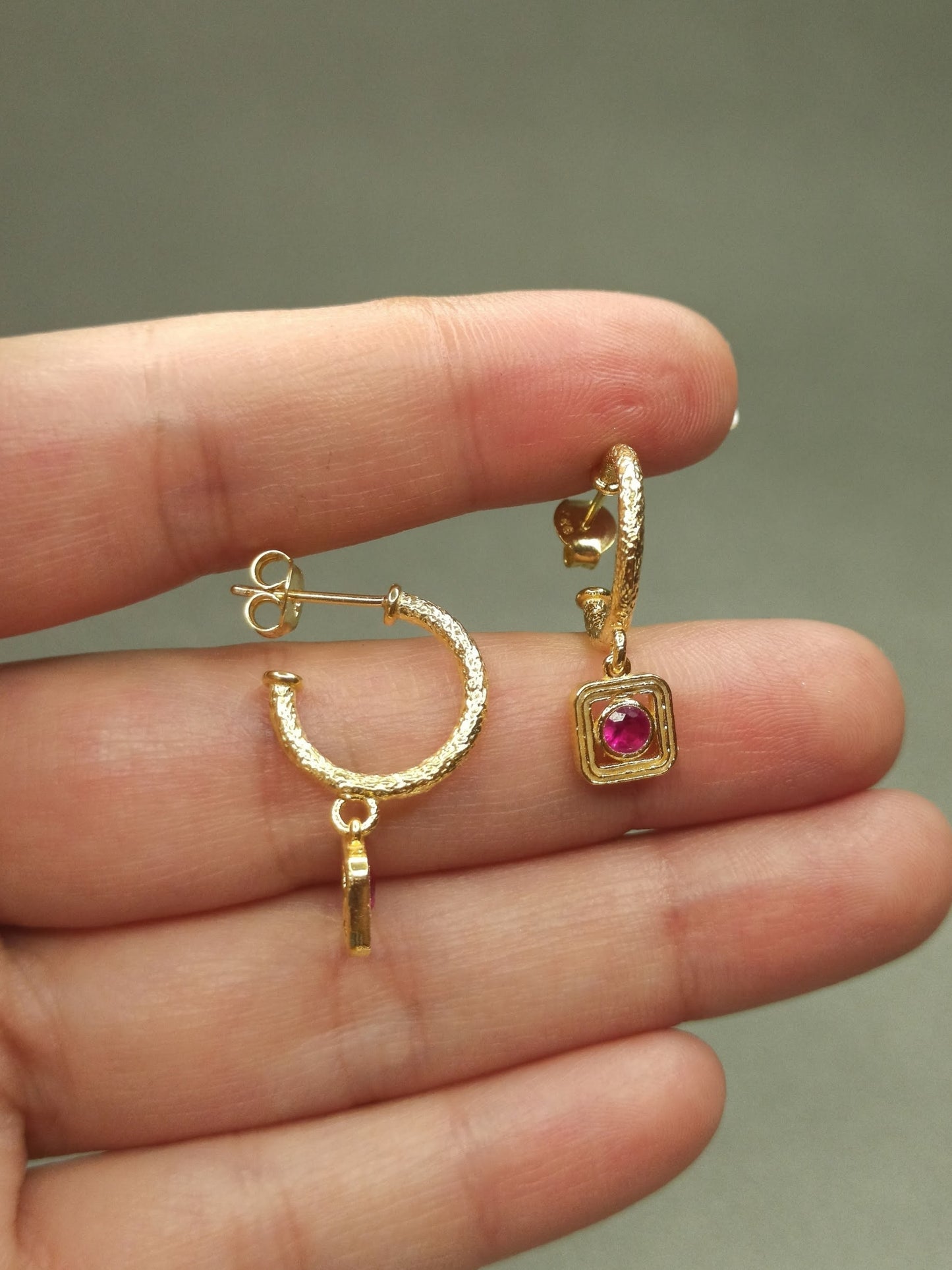 Yuvarlak KırmızıTaşlı Sallantılı Halka Küpe | BHCL Co.