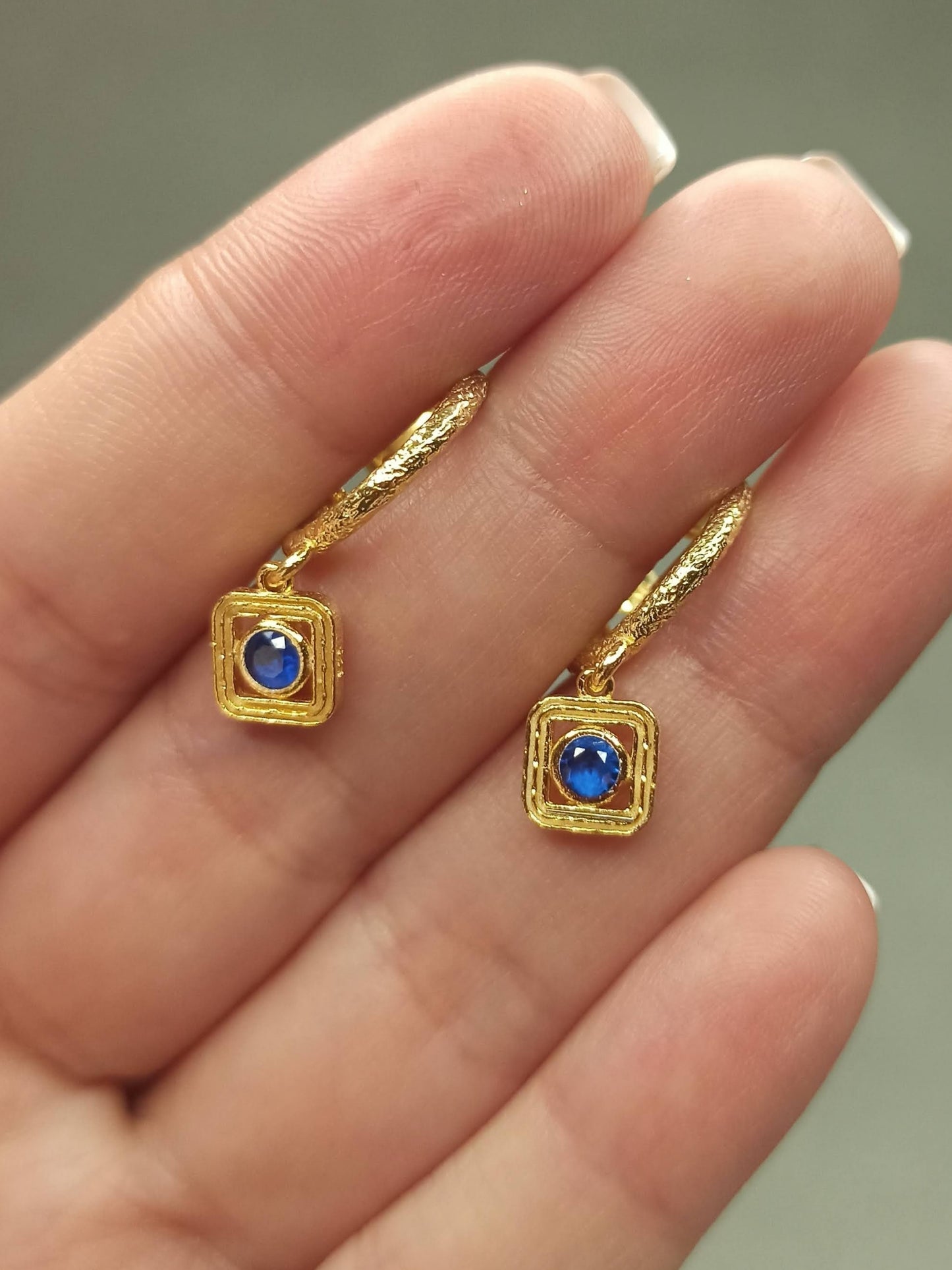 Yuvarlak Lacivert Taşlı Sallantılı Halka Küpe | BHCL Co.