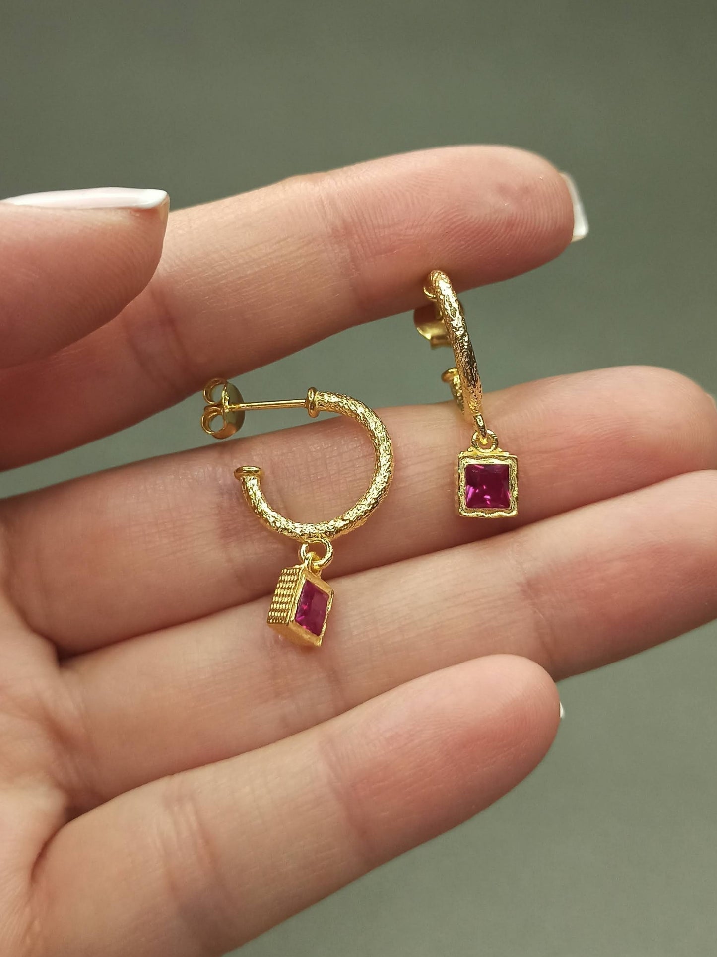 Kare Kırmızı Rubi Taşlı Sallantılı Halka Küpe | BHCL Co.