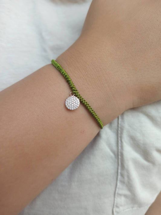 Taşlı gümüş yuvarlak charm ipli bileklik
