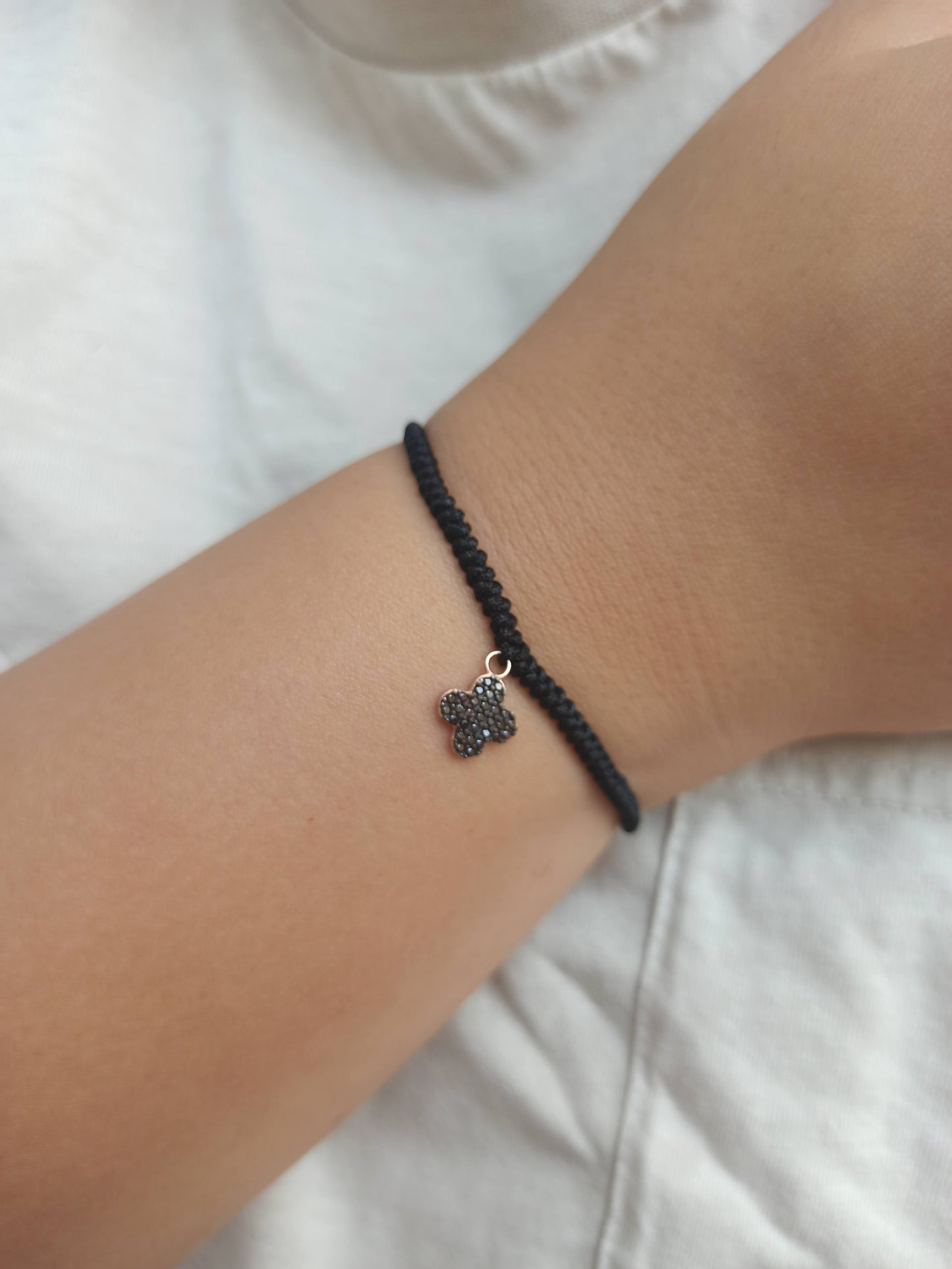 Siyah taşlı 4 yapraklı yonca gümüş ipli bileklik