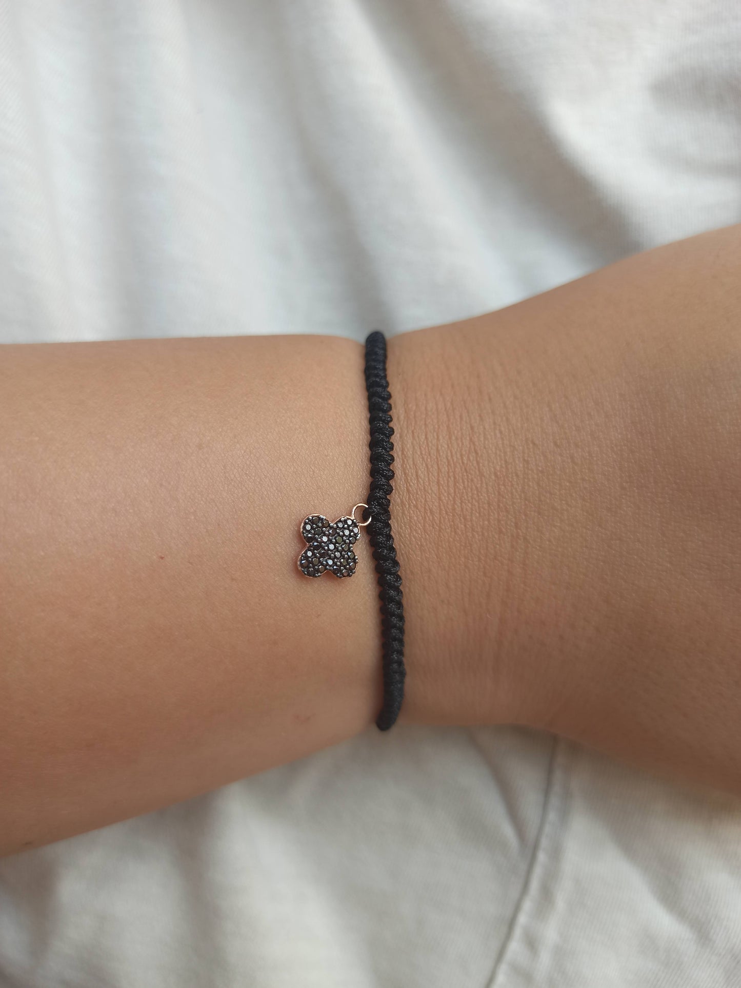 Siyah taşlı 4 yapraklı yonca gümüş ipli bileklik