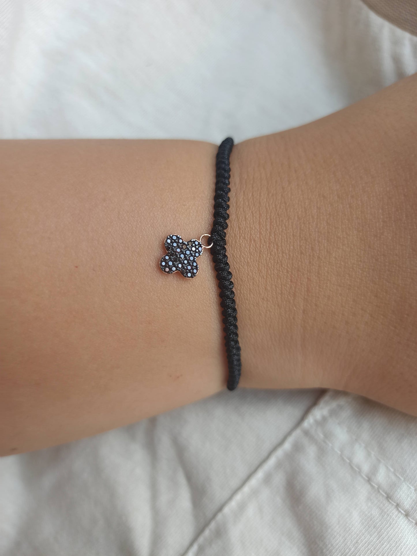 Siyah taşlı 4 yapraklı yonca gümüş ipli bileklik