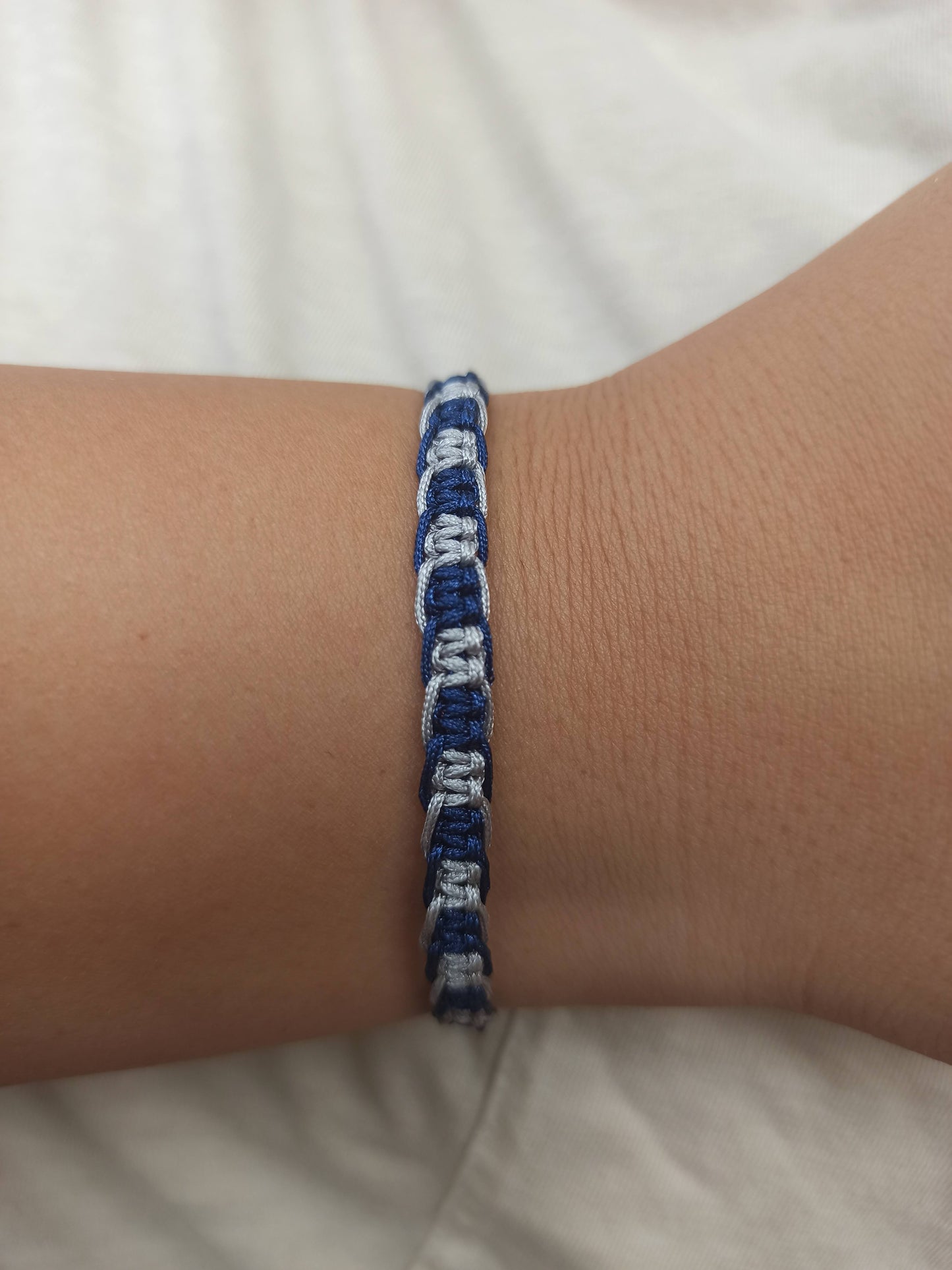 Lacivert ve gri ipli makrome bileklik