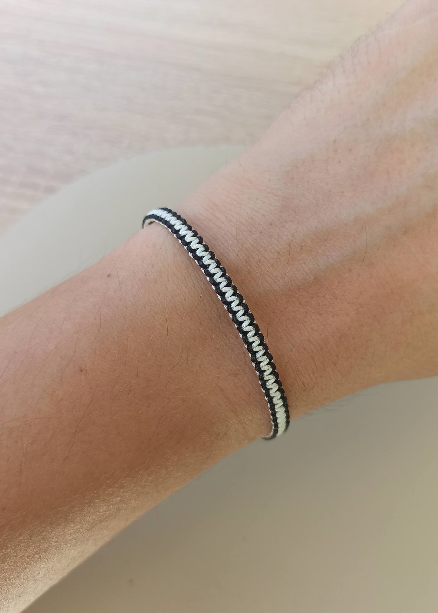 Siyah beyaz ipli erkek bilekliği