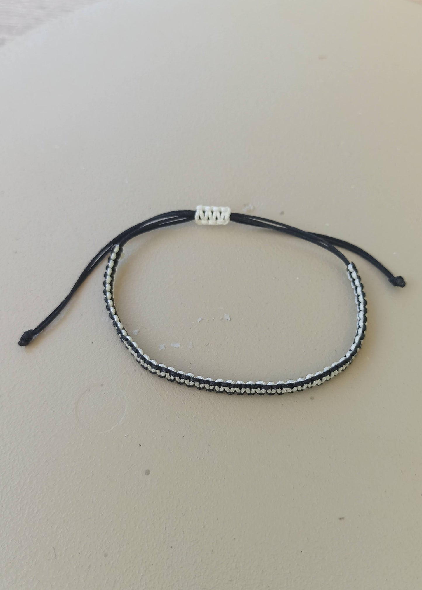 Siyah beyaz ipli erkek bilekliği