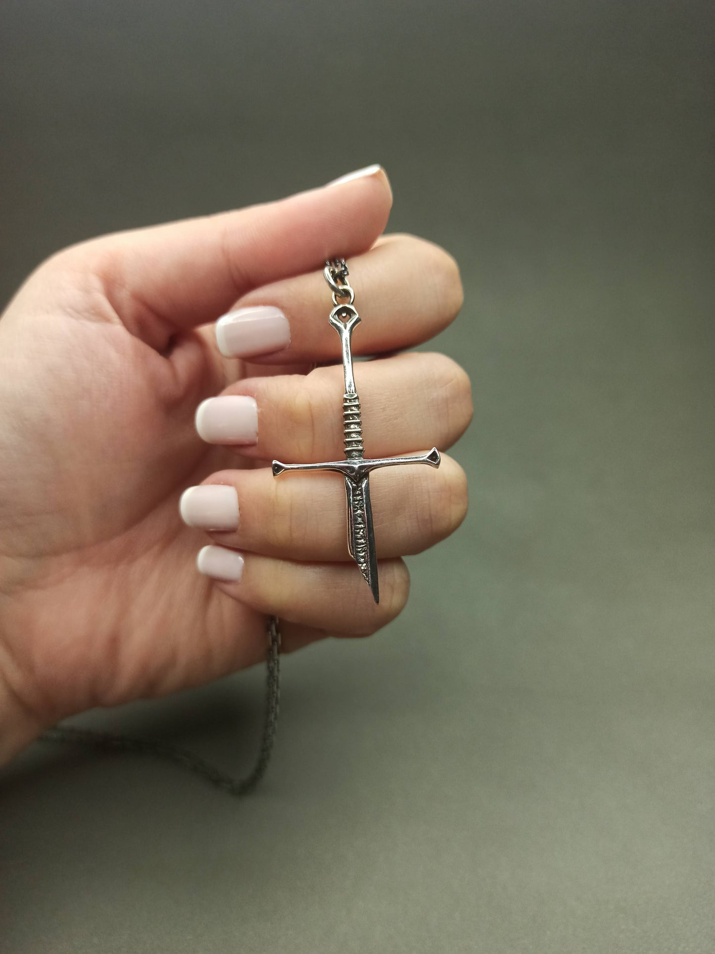 El Yapımı Gümüş Kılıç Erkek Kolye