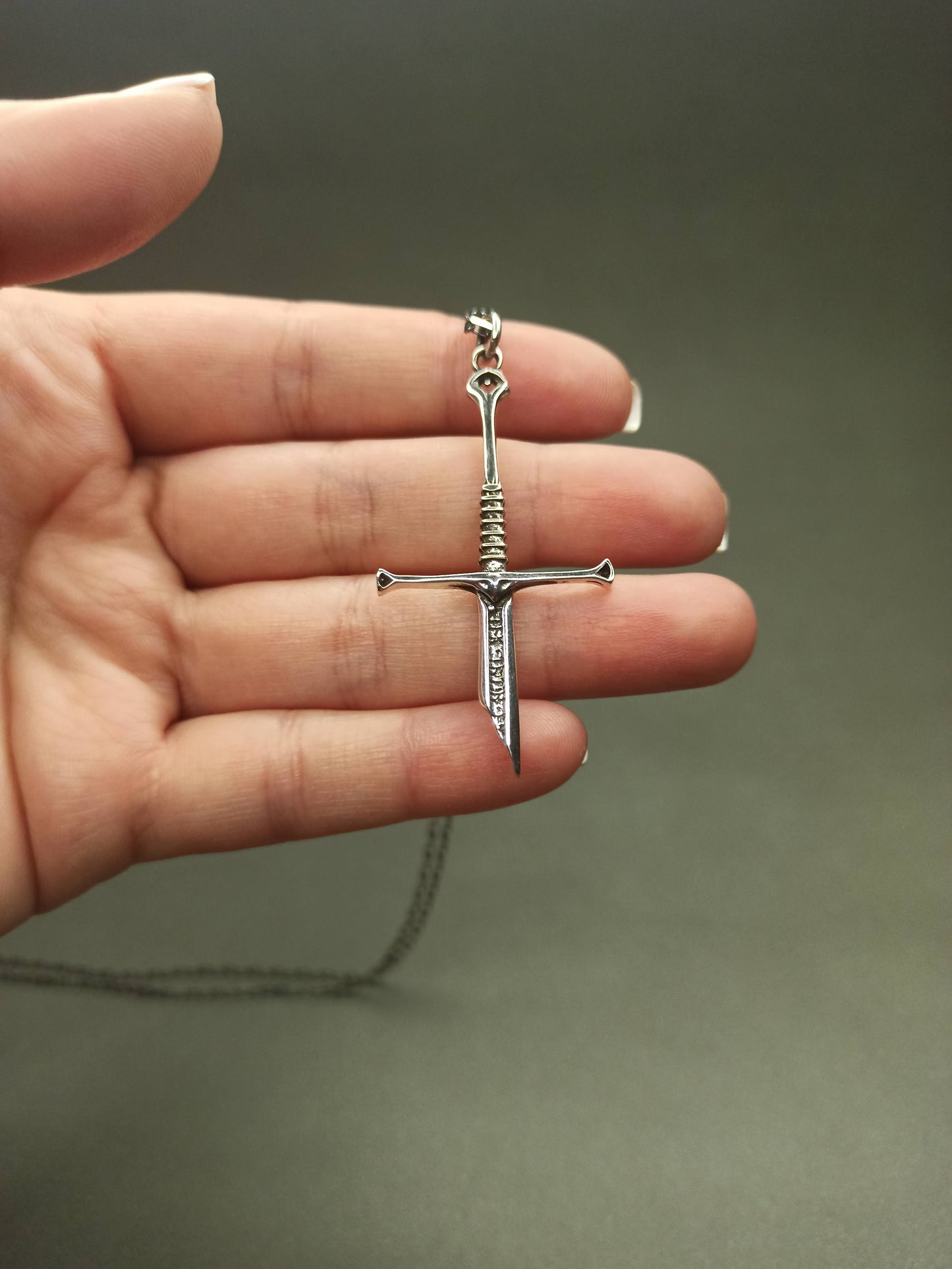 El Yapımı Gümüş Kılıç Erkek Kolye