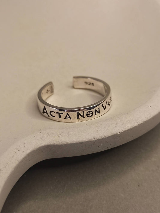 Gümüş Acta Non Verba Yüzük , Latince Yazılı, Ayarlanabilir