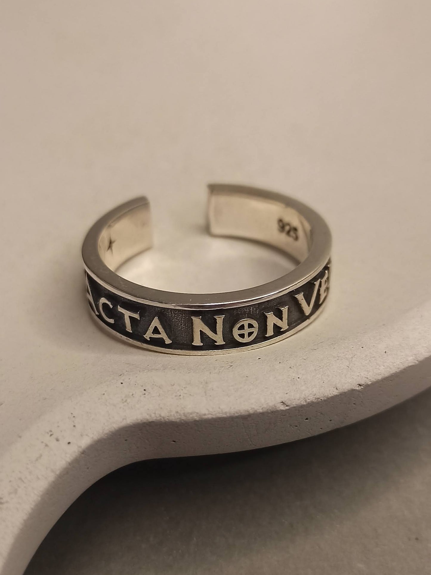 Gümüş Acta Non Verba Yüzük , Latince Yazılı, Ayarlanabilir