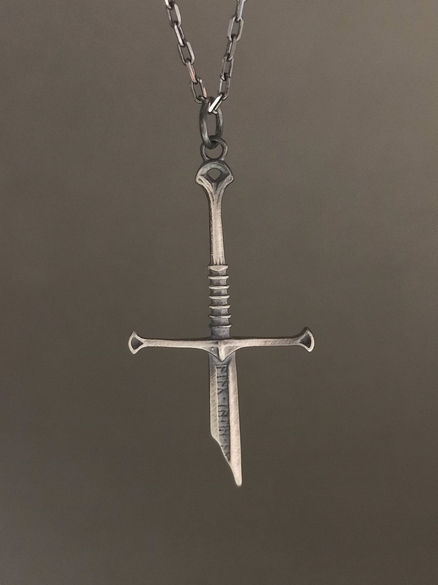 El Yapımı Gümüş Kılıç Erkek Kolye