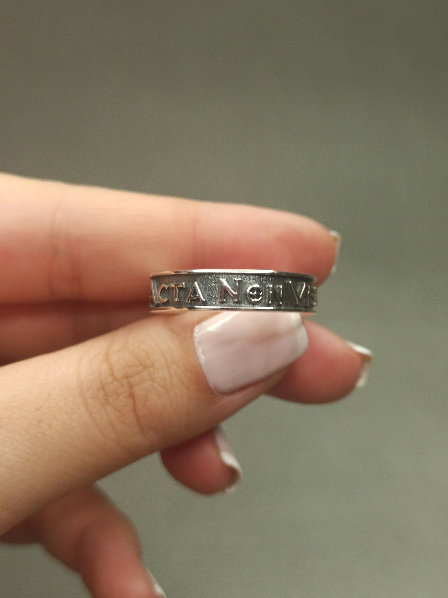 Gümüş Acta Non Verba Yüzük , Latince Yazılı, Ayarlanabilir