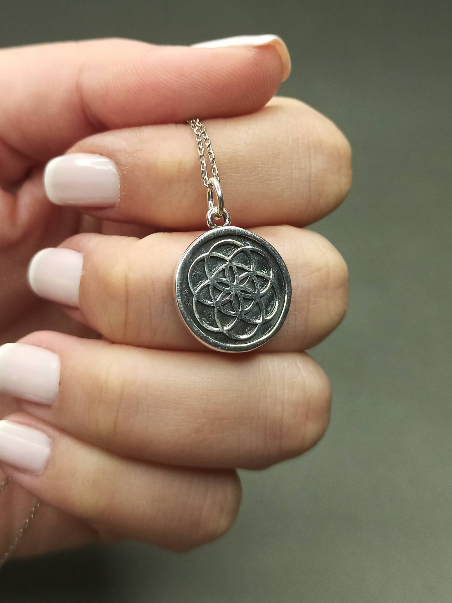 Yaşam Ağacı ve Hayat Sembollü Madalyon Kolye