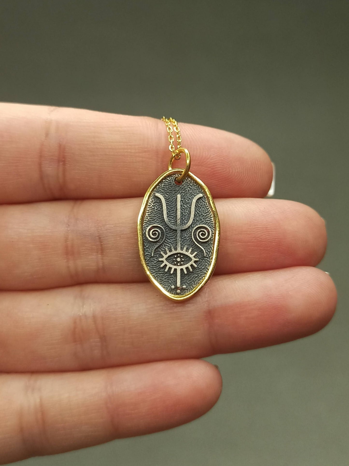 Gümüş Trident ve Kirpikli Göz Kolye