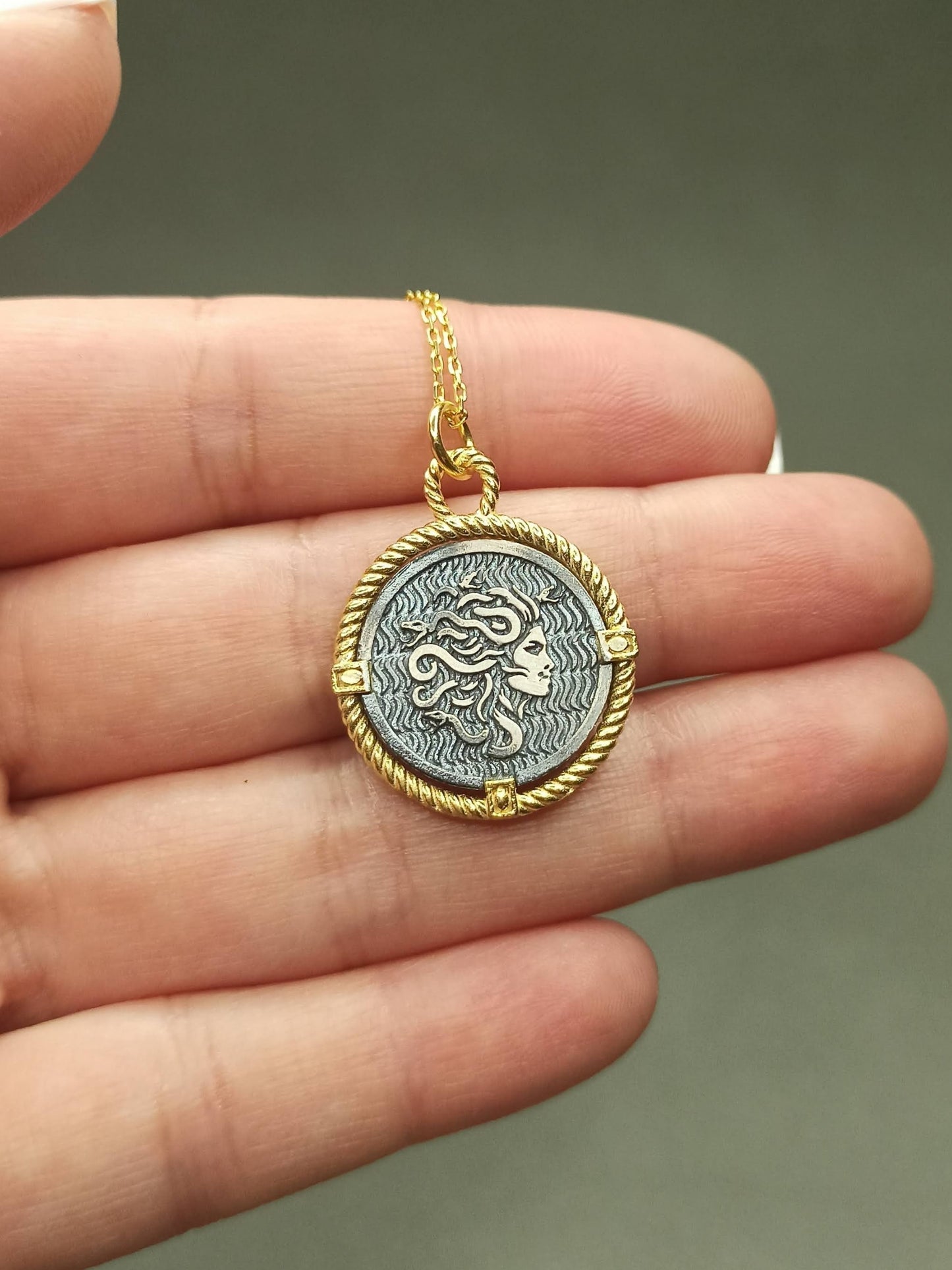 Çift Taraflı Medusa Gümüş Madalyon Kolye