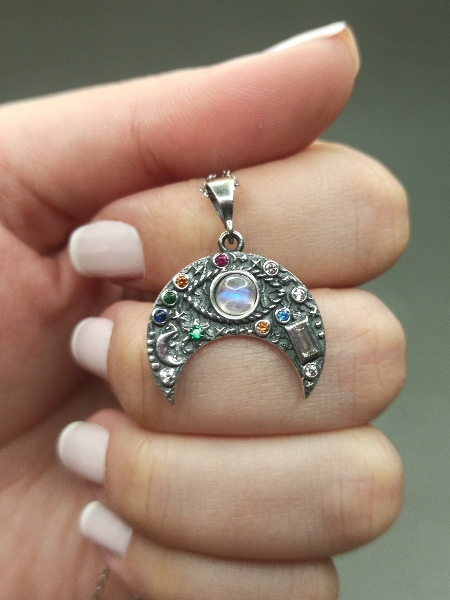 Ay ve Chakra Taşlı Gümüş Hilal Kolye