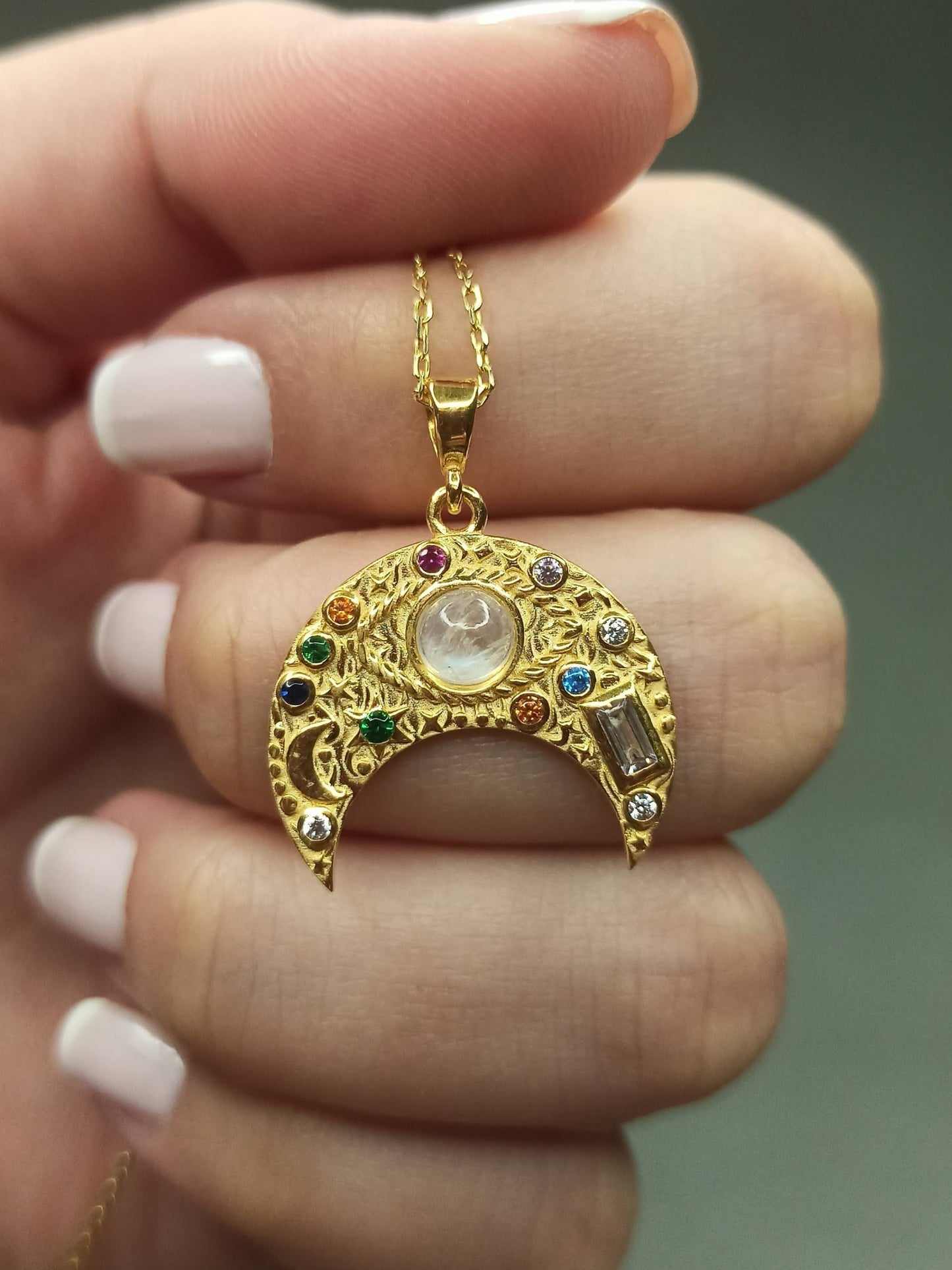 Ay ve Chakra Taşlı Gümüş Hilal Kolye