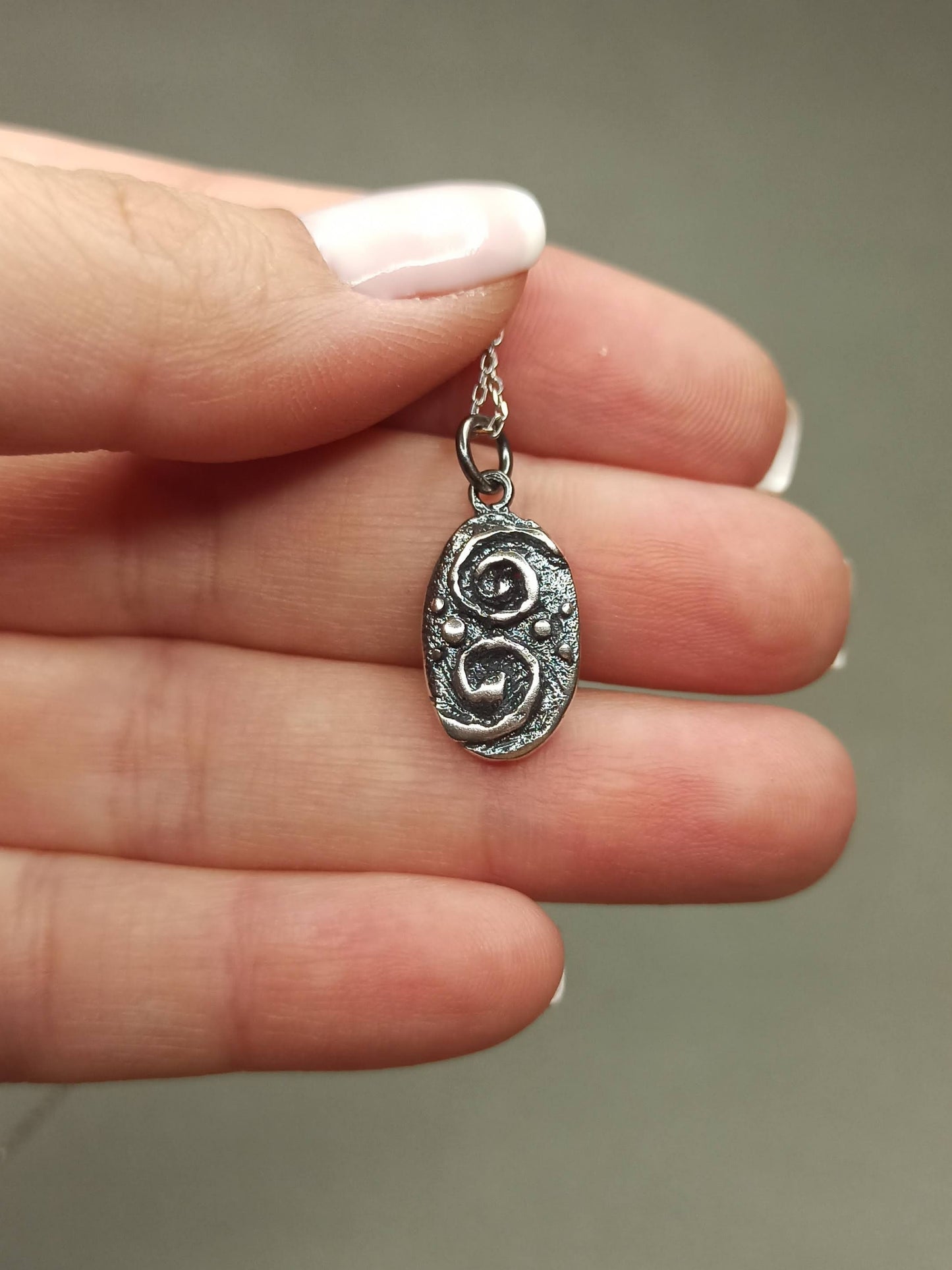 Antik Spiral Sembollü Gümüş Kolye