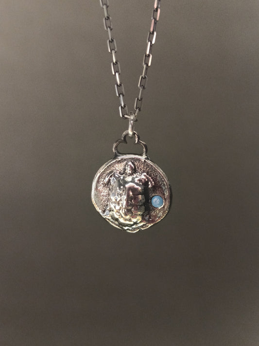 Kaplumbağa Kabartmalı Erkek Madalyon Kolye