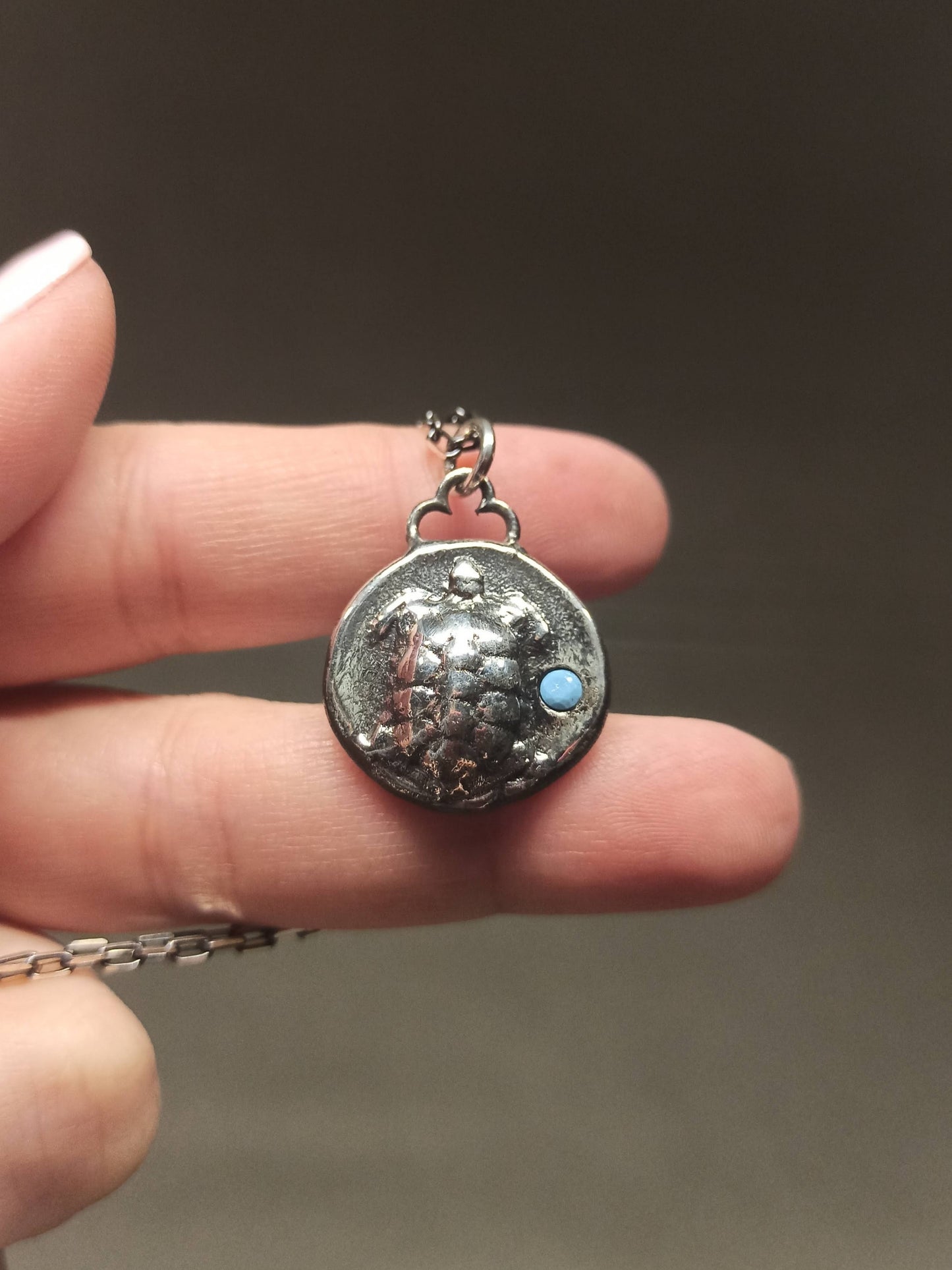 Kaplumbağa Kabartmalı Erkek Madalyon Kolye