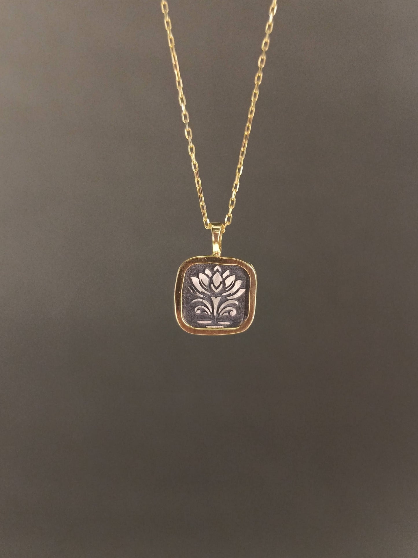 Gümüş Lotus Çiçeği Kolye