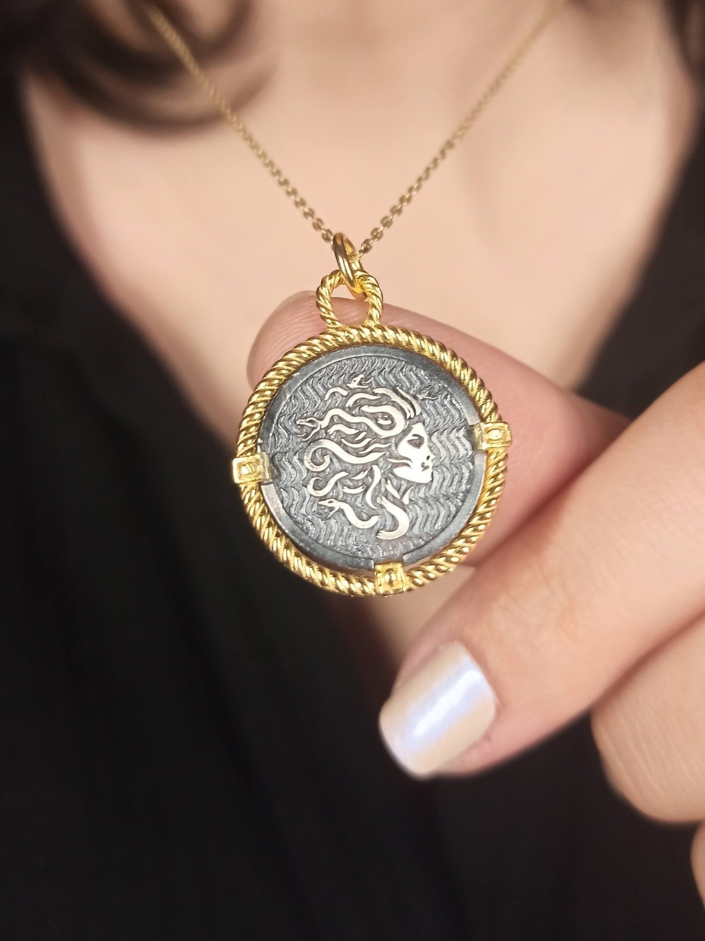 Çift Taraflı Medusa Gümüş Madalyon Kolye