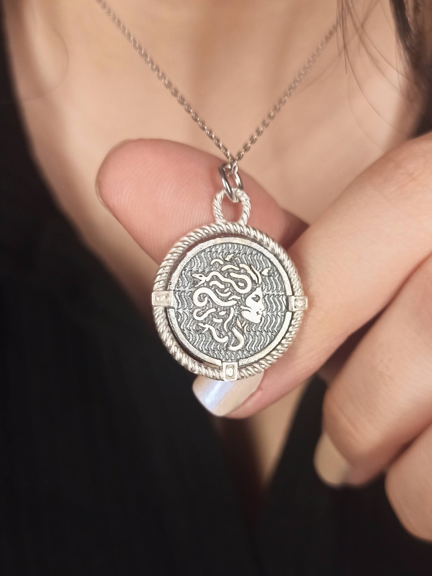 Çift Taraflı Medusa Gümüş Madalyon Kolye