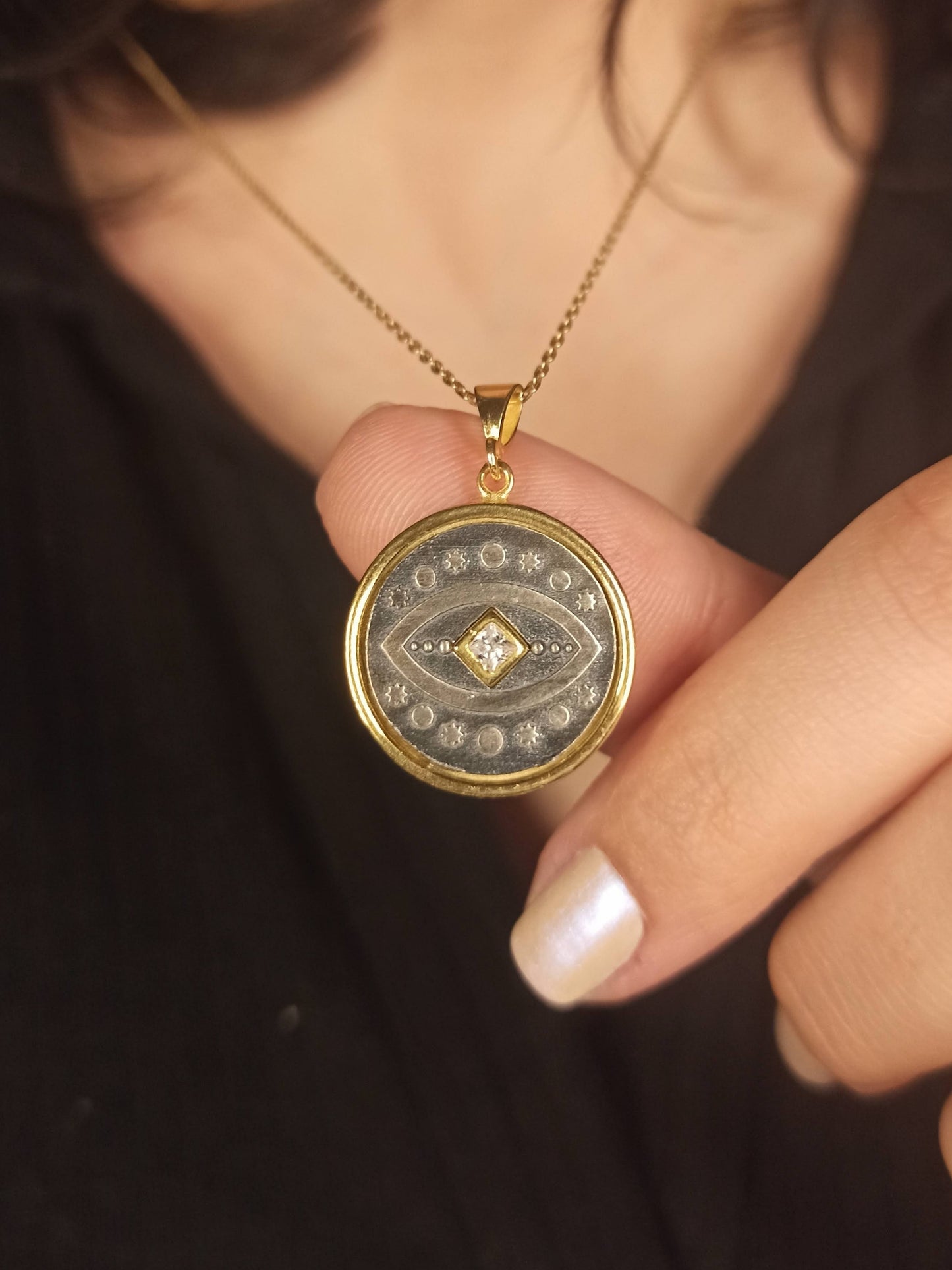 Antik Göz ve Ay Madalyon Kolye