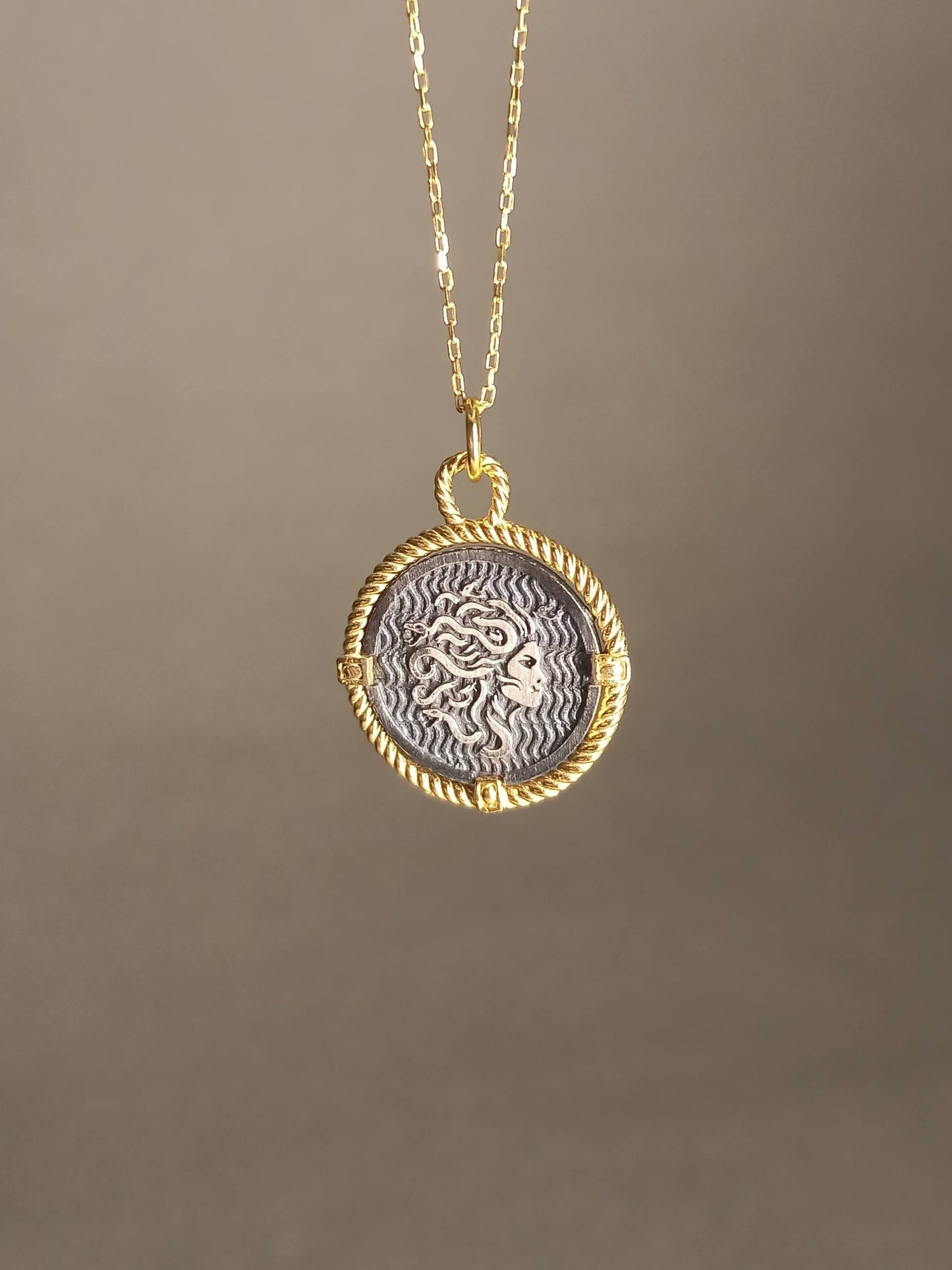 Çift Taraflı Medusa Gümüş Madalyon Kolye