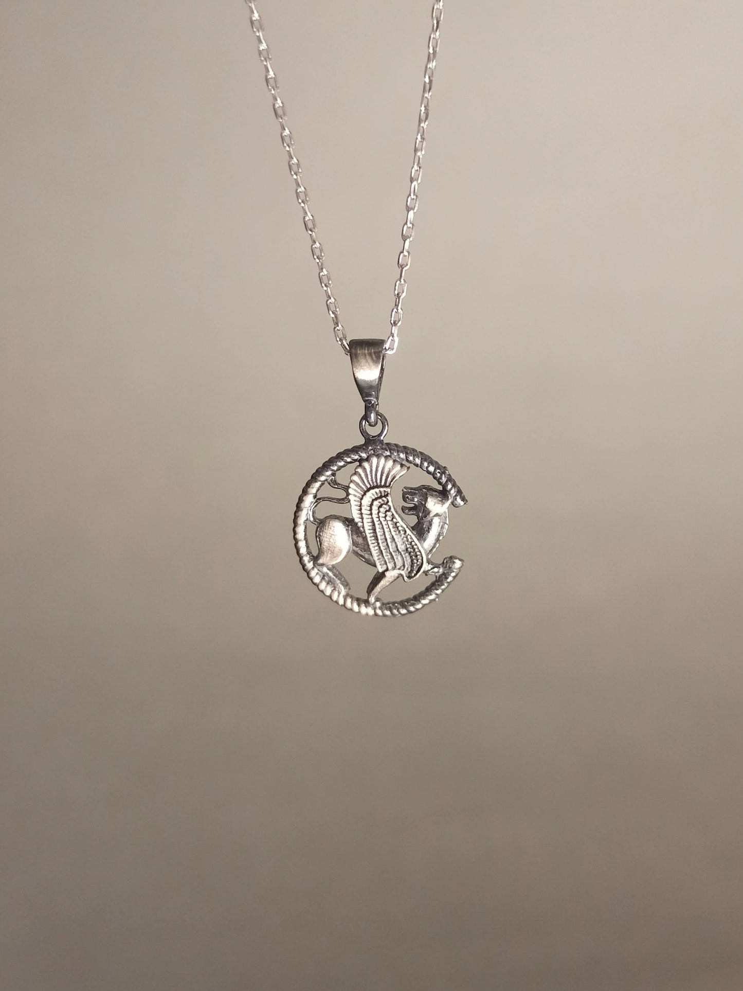 Kanatlı Aslan Sembollü Gümüş Kolye