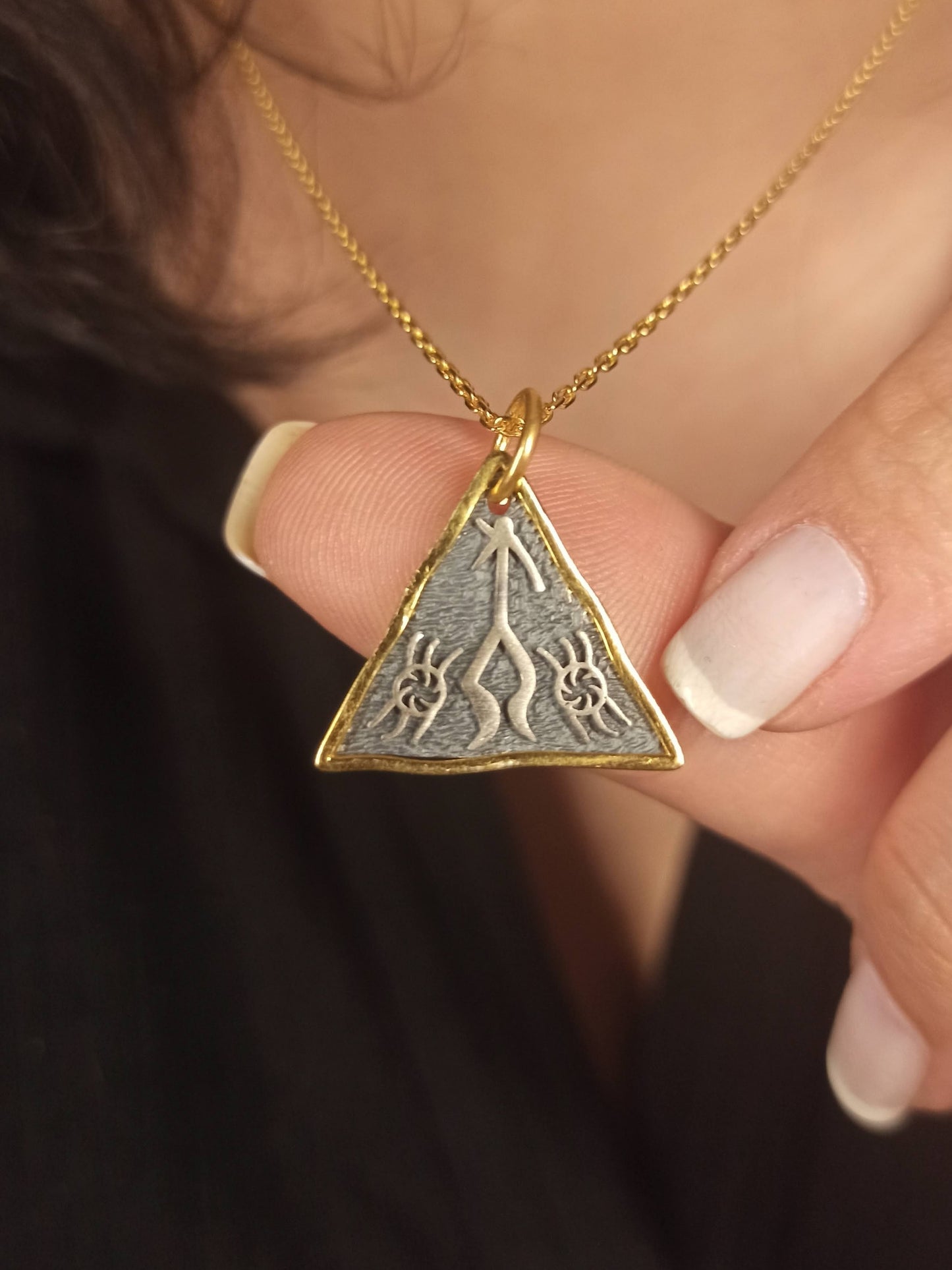 Üçgen Şaman Sembollü Antik Kolye