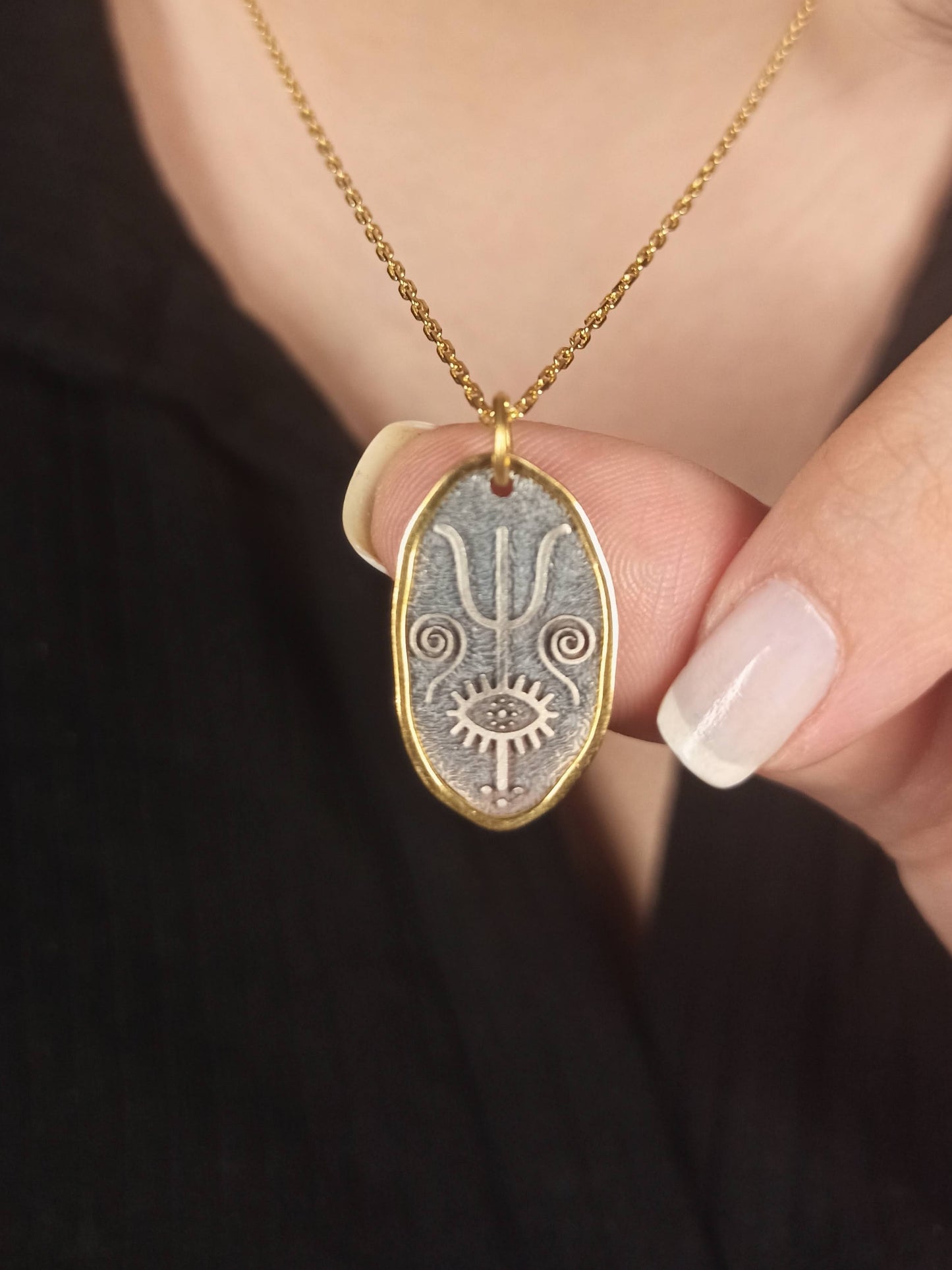 Gümüş Trident ve Kirpikli Göz Kolye