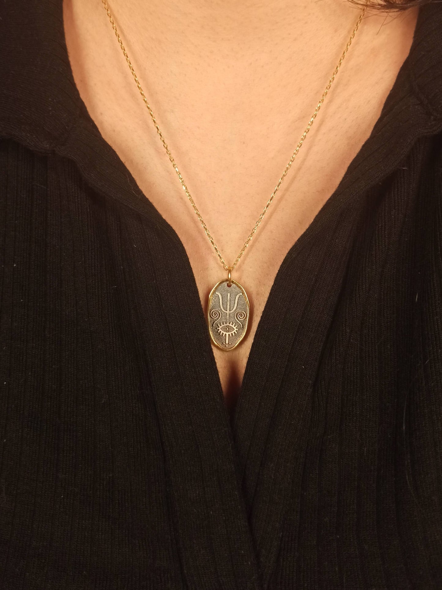 Gümüş Trident ve Kirpikli Göz Kolye