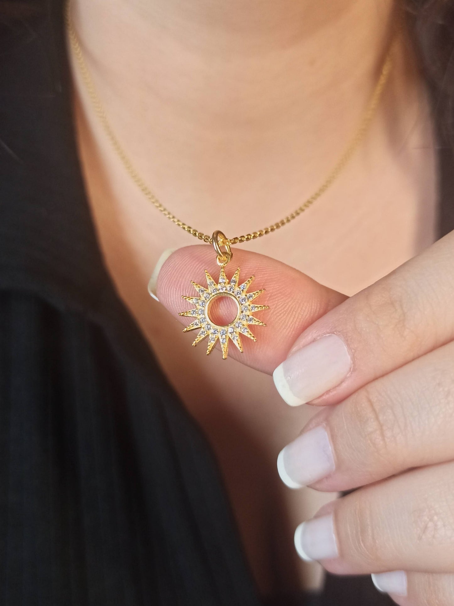 Güneş Motifli Taşlı Gümüş Kolye