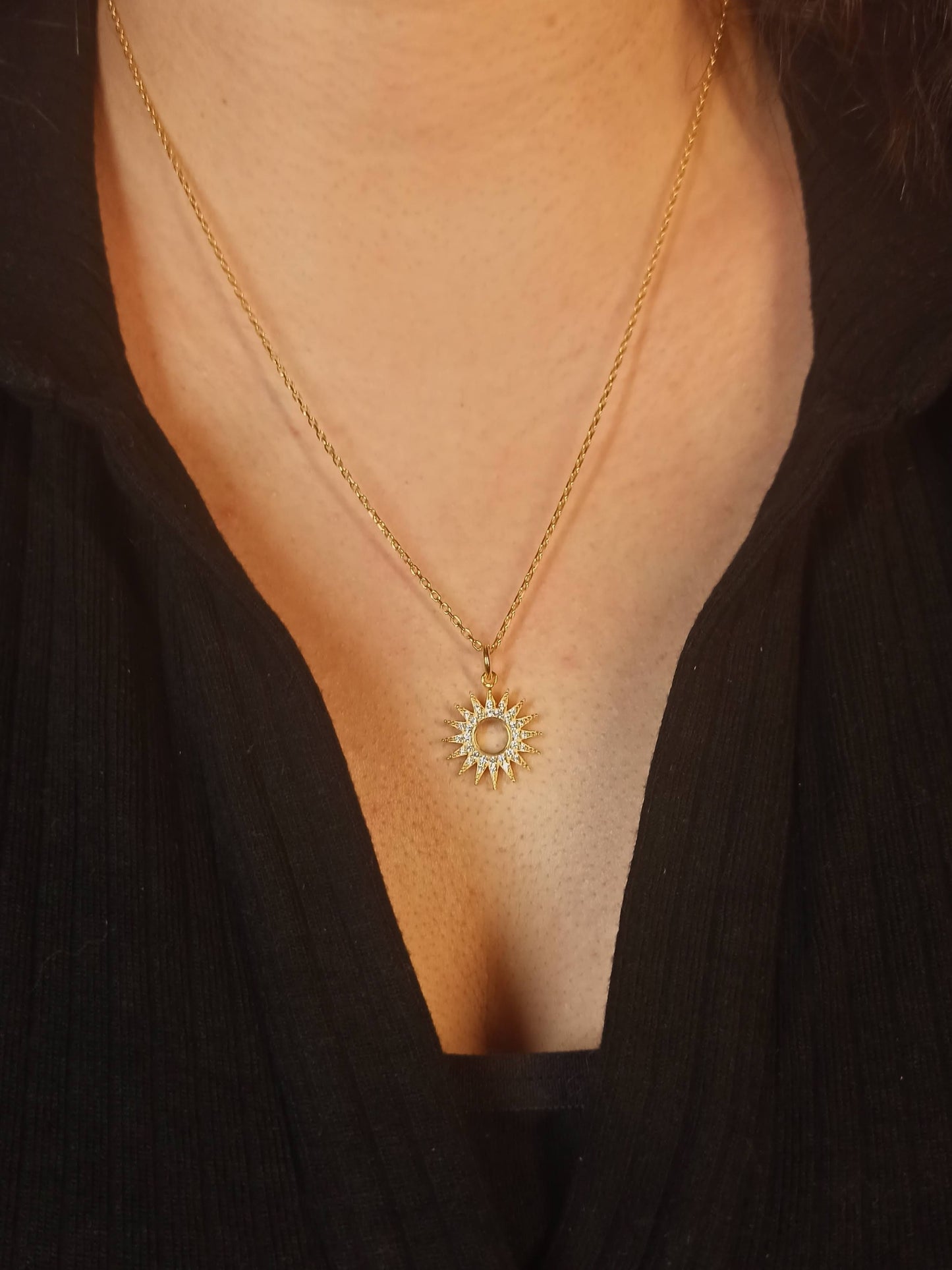 Güneş Motifli Taşlı Gümüş Kolye