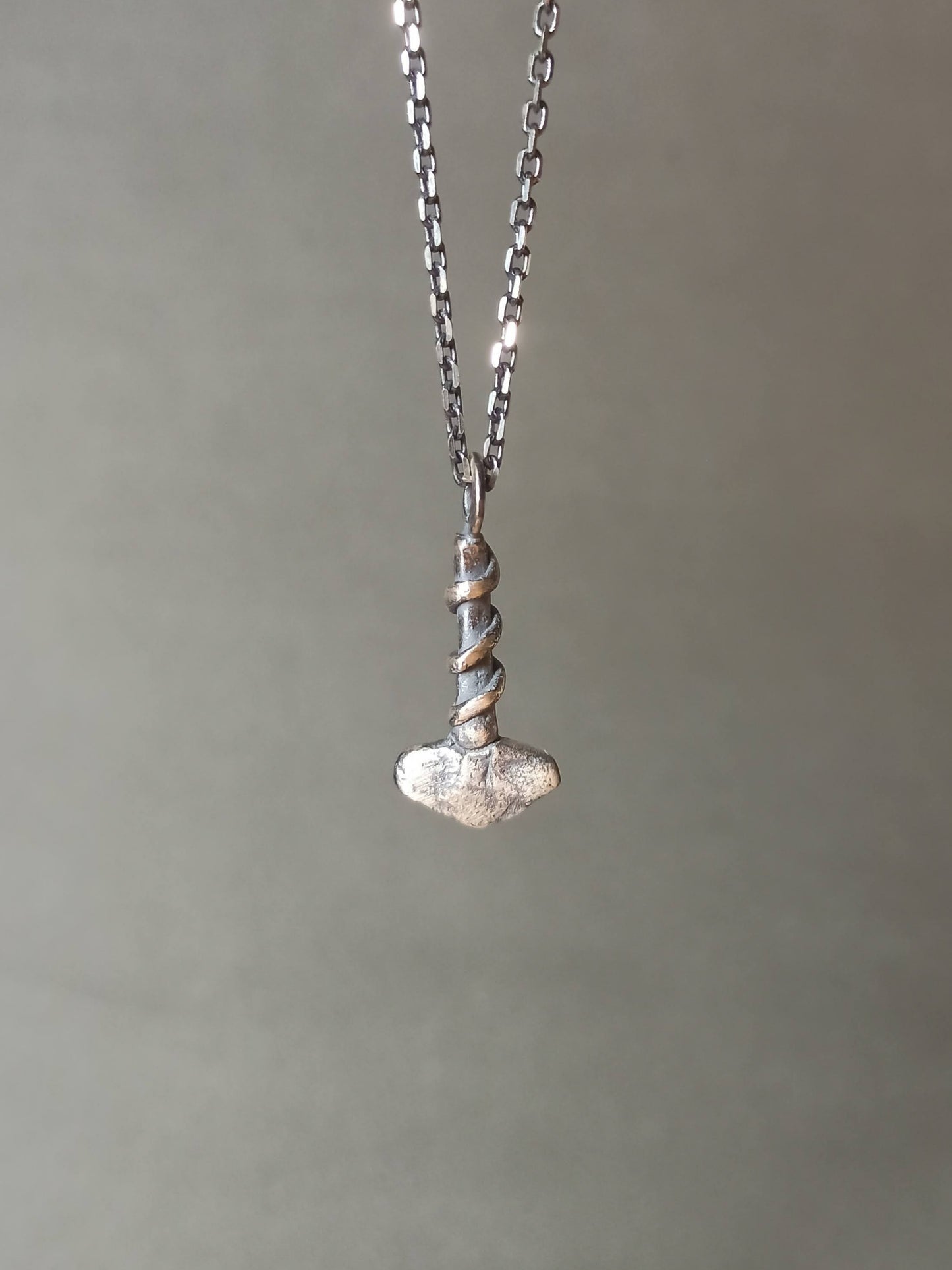 Gümüş Thor'un Çekici Mjolnir Kolye