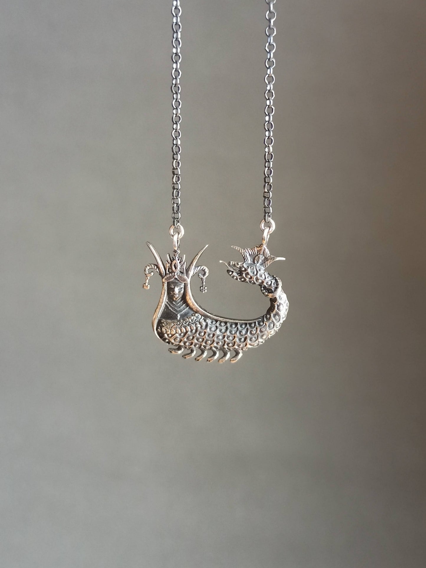 Gümüş Şahmeran Kolye, Mitolojik Tasarım