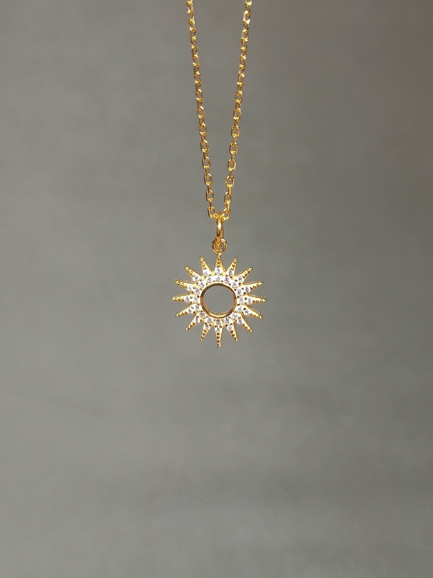 Güneş Motifli Taşlı Gümüş Kolye