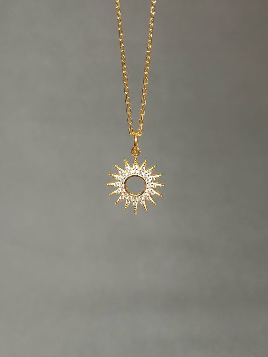 Güneş Motifli Taşlı Gümüş Kolye