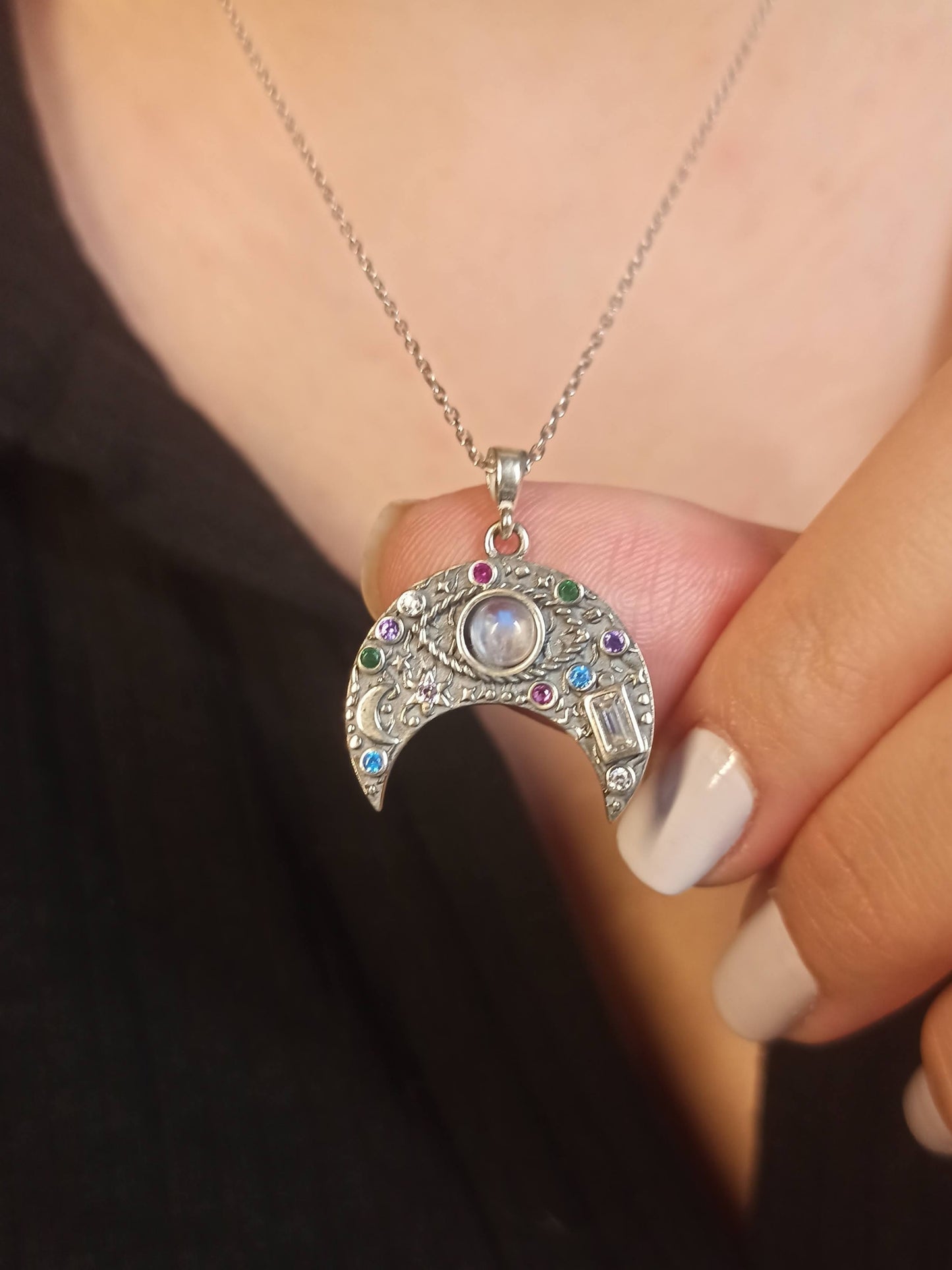 Ay ve Chakra Taşlı Gümüş Hilal Kolye