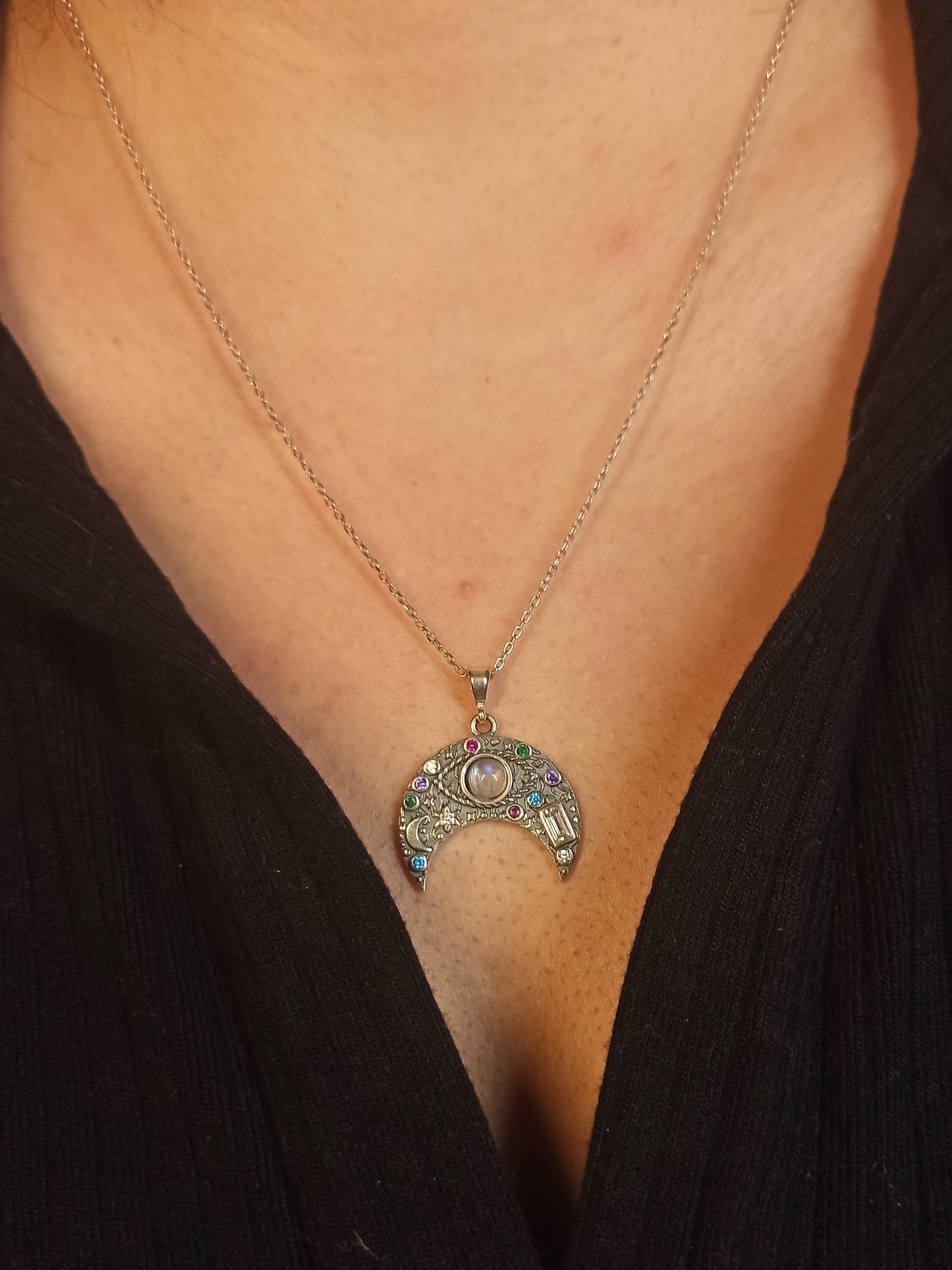 Ay ve Chakra Taşlı Gümüş Hilal Kolye