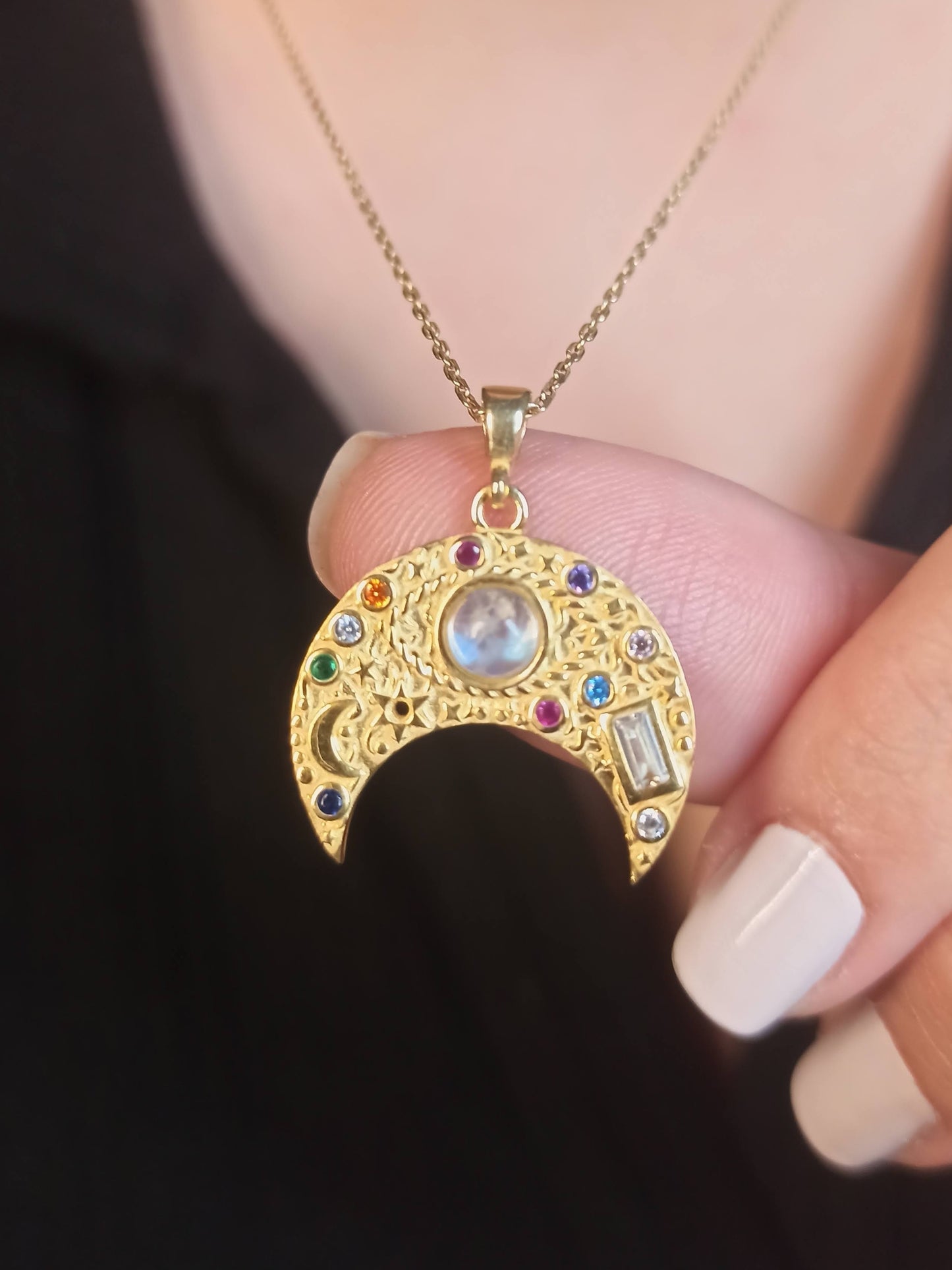 Ay ve Chakra Taşlı Gümüş Hilal Kolye