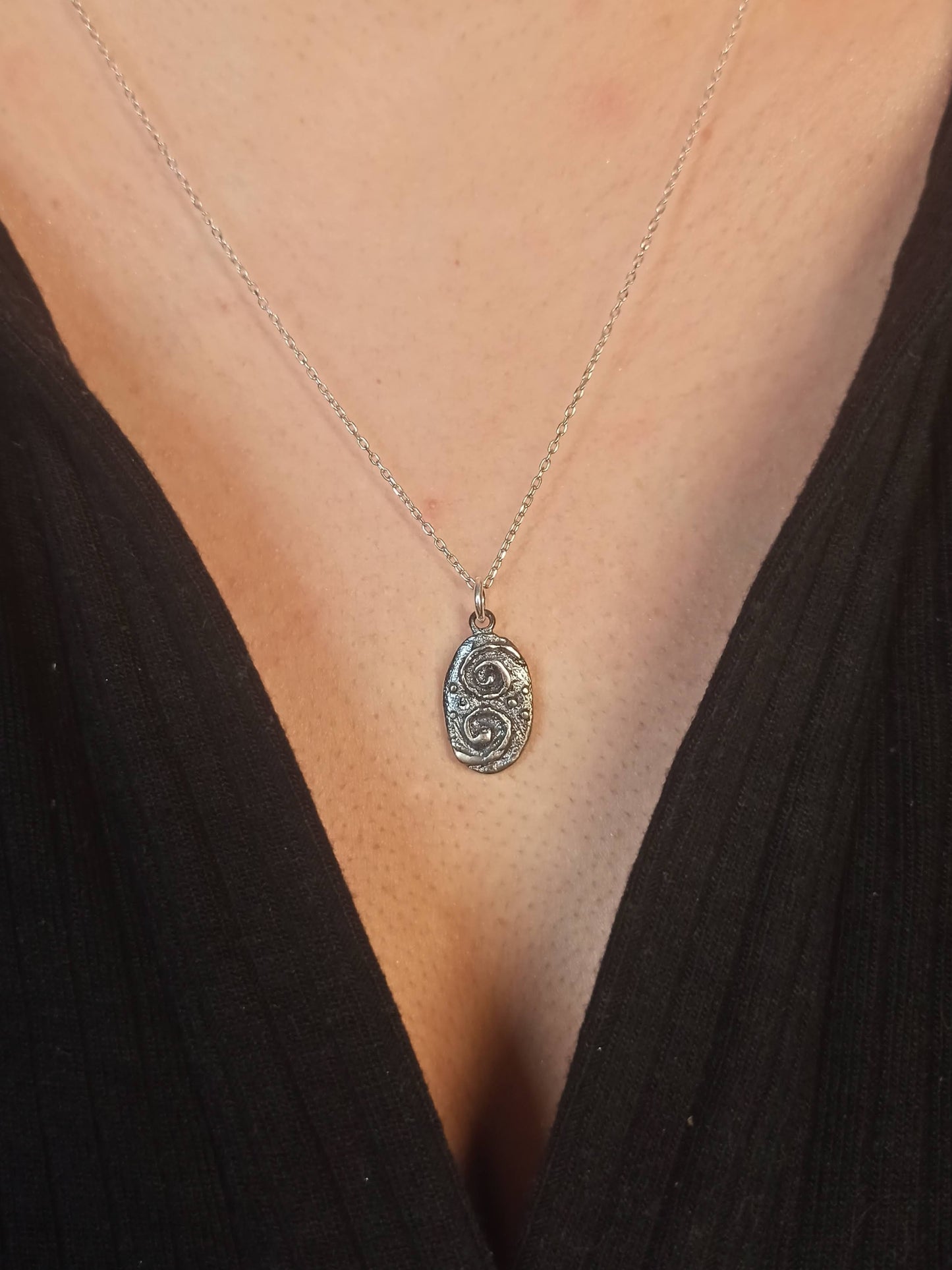 Antik Spiral Sembollü Gümüş Kolye