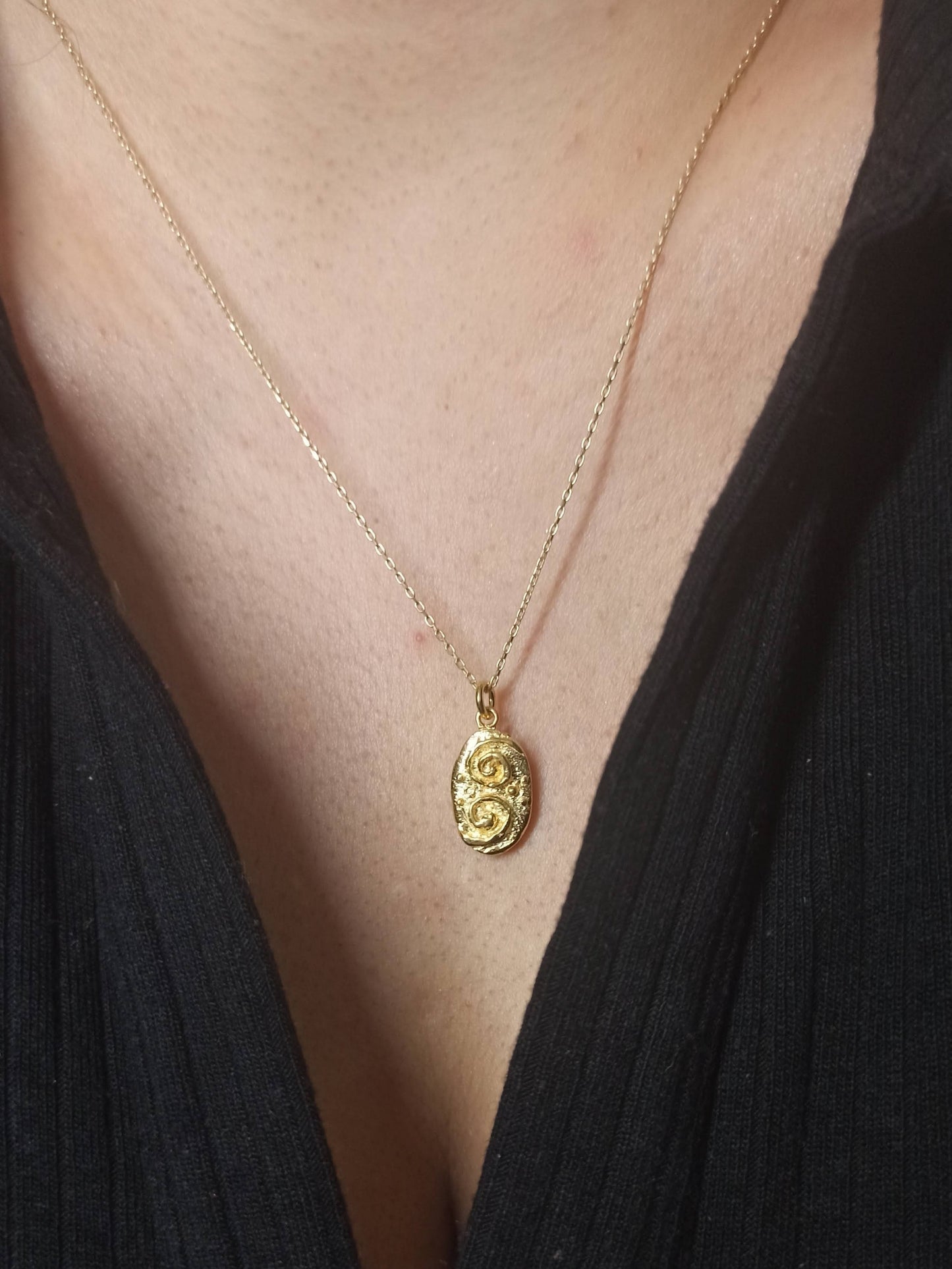 Antik Spiral Sembollü Gümüş Kolye